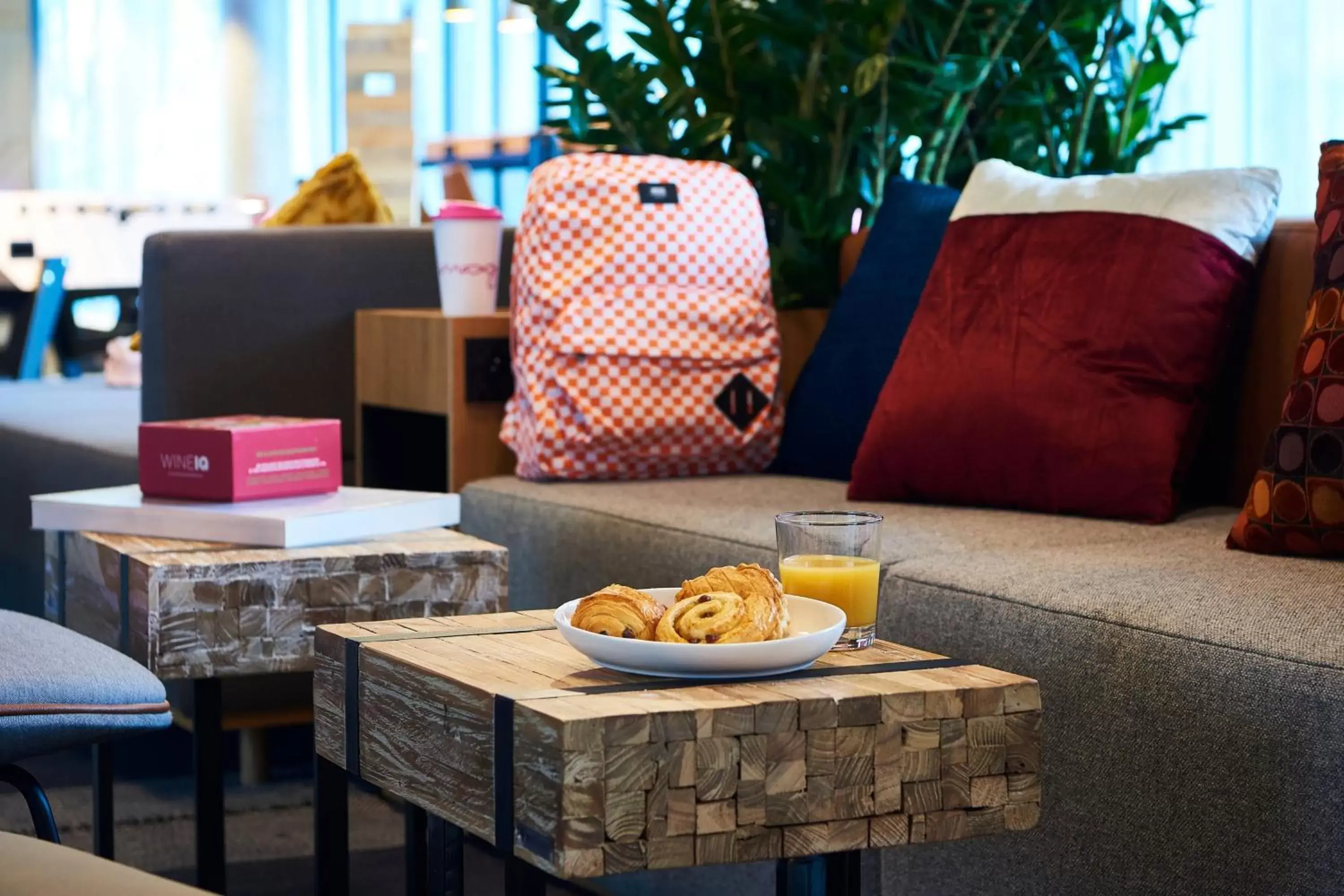 Living room, Seating Area in Moxy Paris Charles de Gaulle Airport