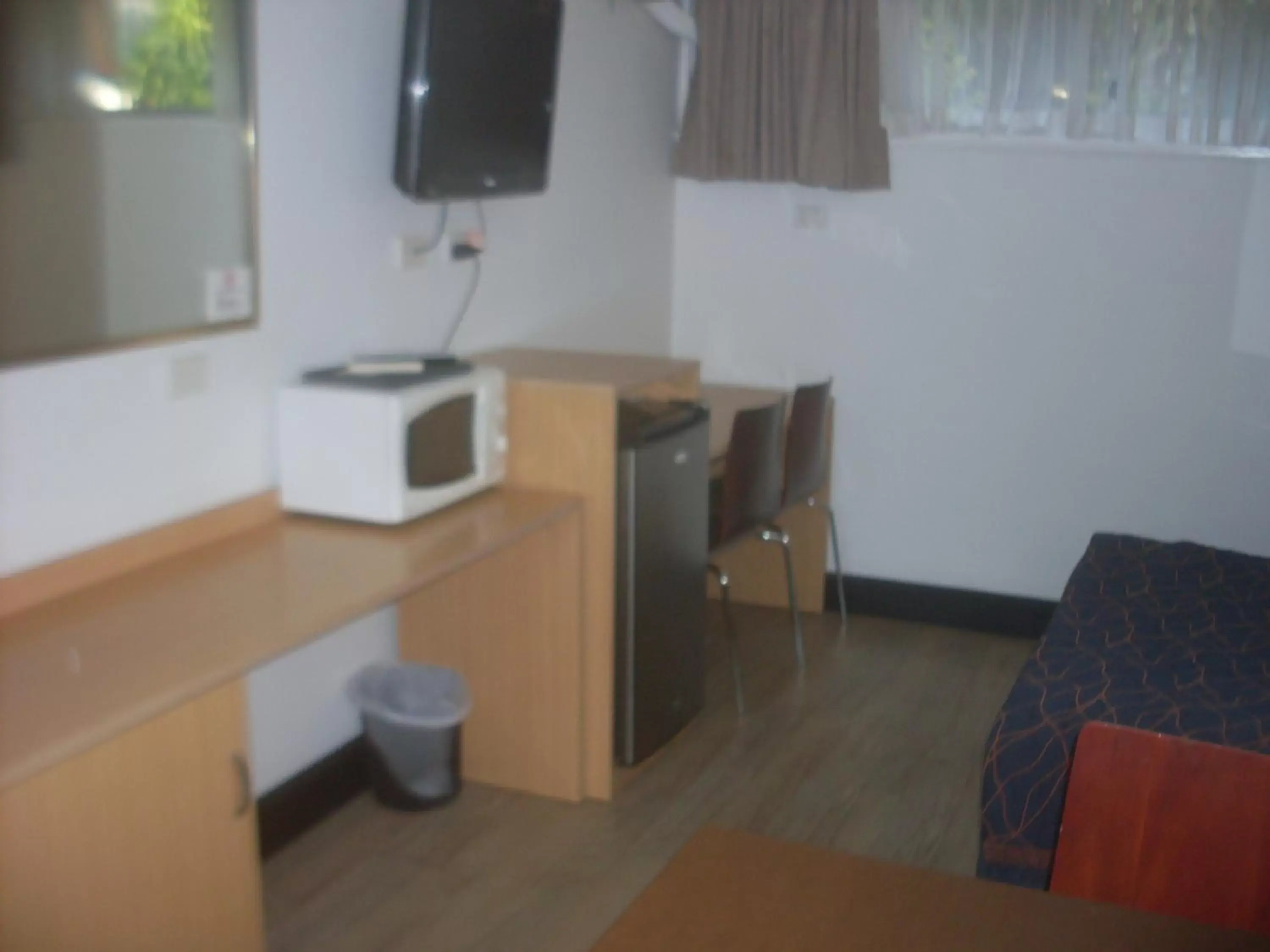 Seating area, TV/Entertainment Center in Airway Motel