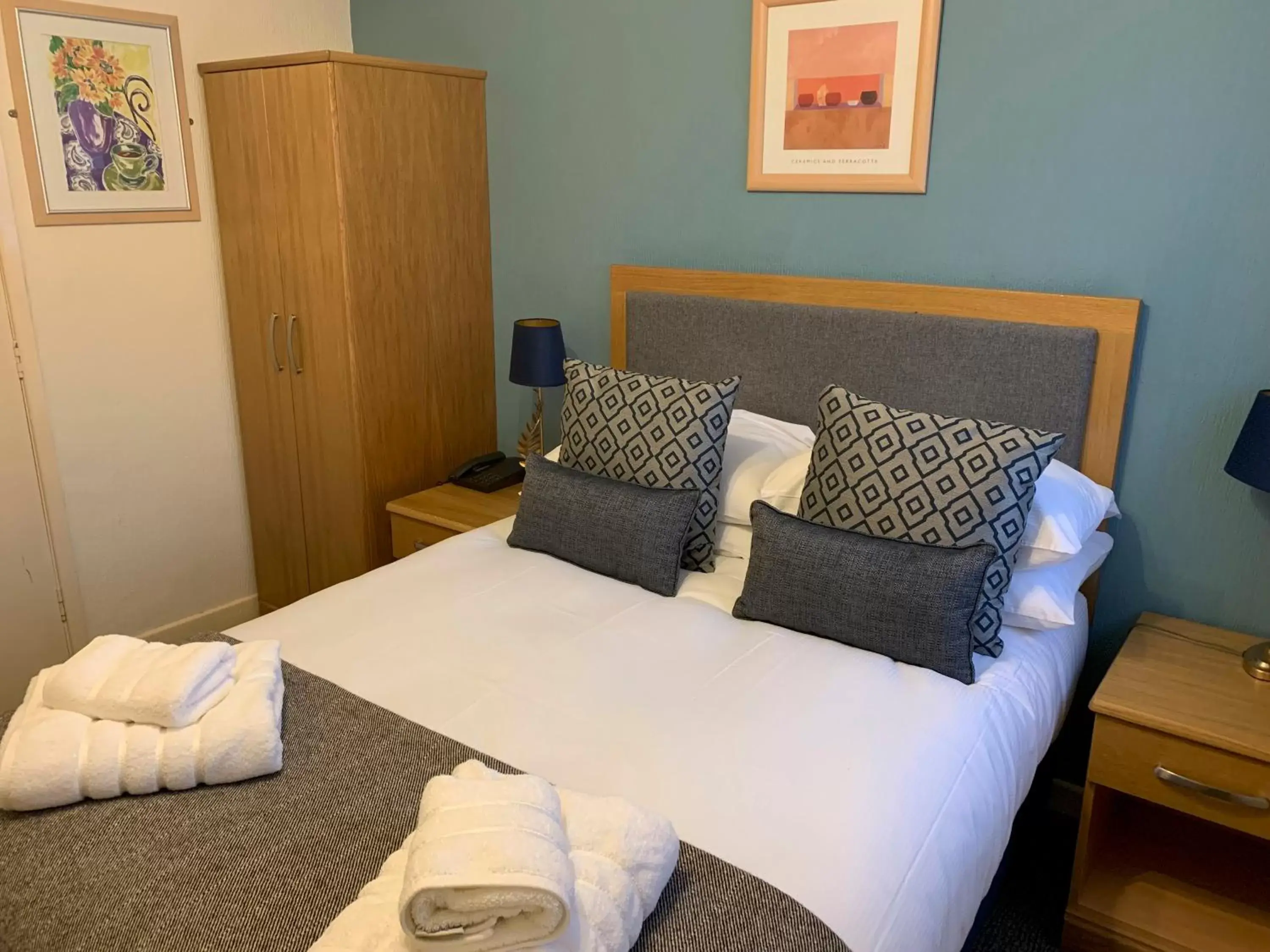 Bedroom, Bed in Royal Sportsman Hotel