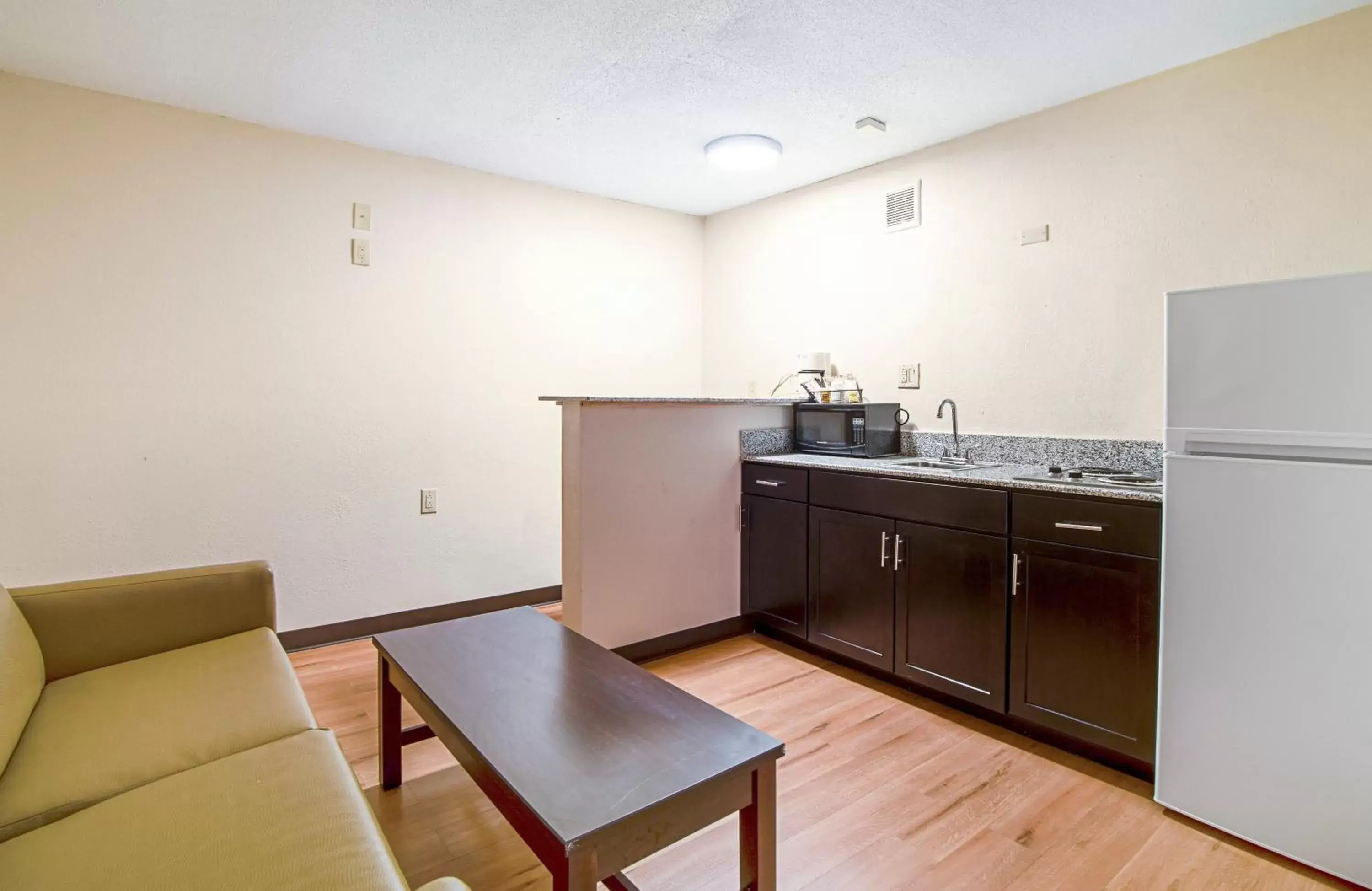 Bedroom, Kitchen/Kitchenette in Red Roof Inn & Suites Greenwood, SC