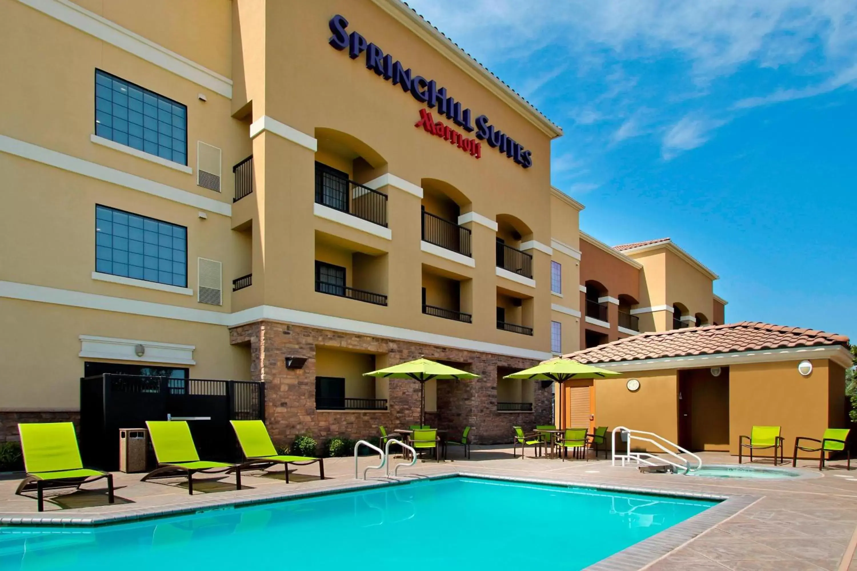 Swimming pool, Property Building in SpringHill Suites by Marriott Madera