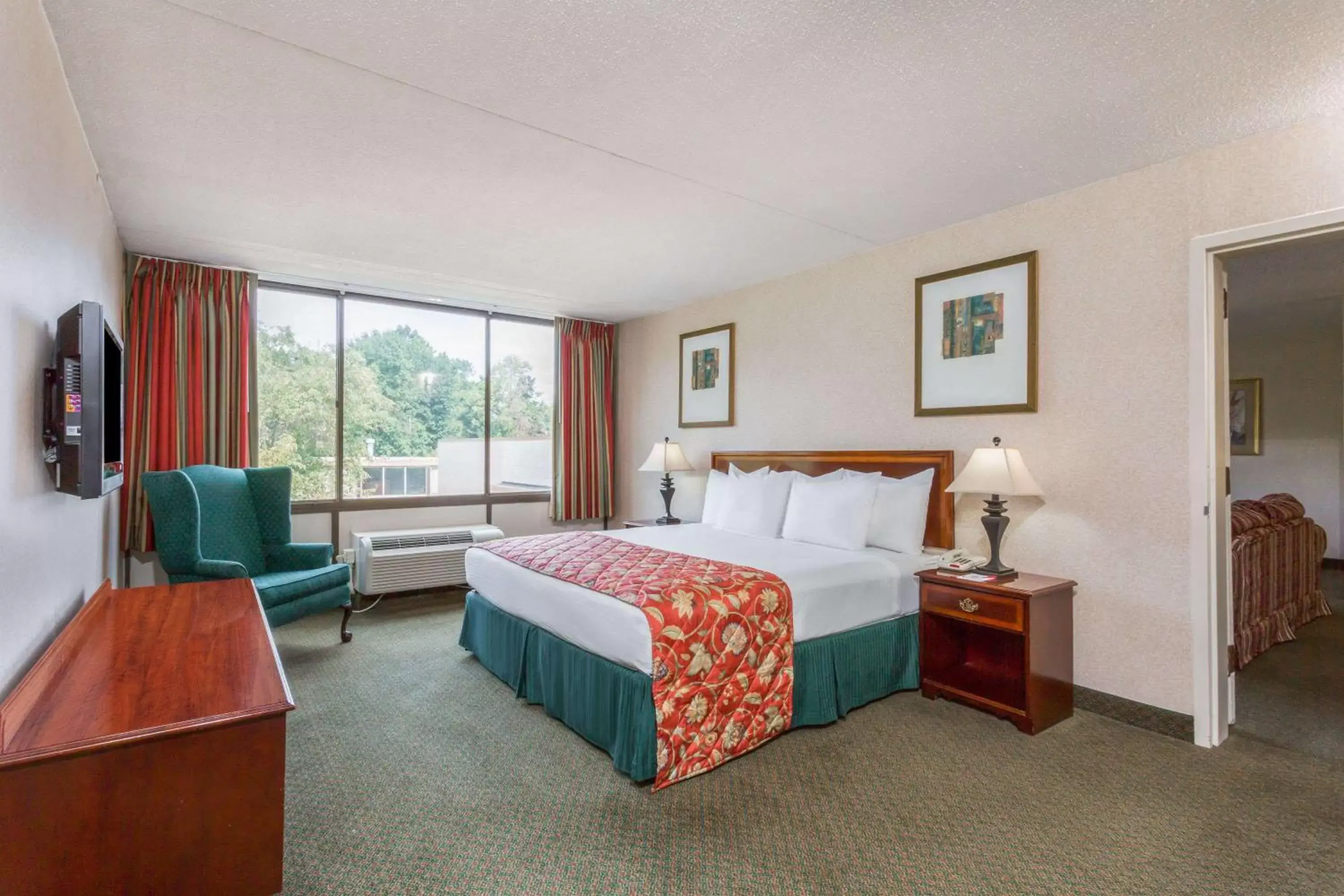 Photo of the whole room, Bed in Ramada by Wyndham Triangle/Quantico