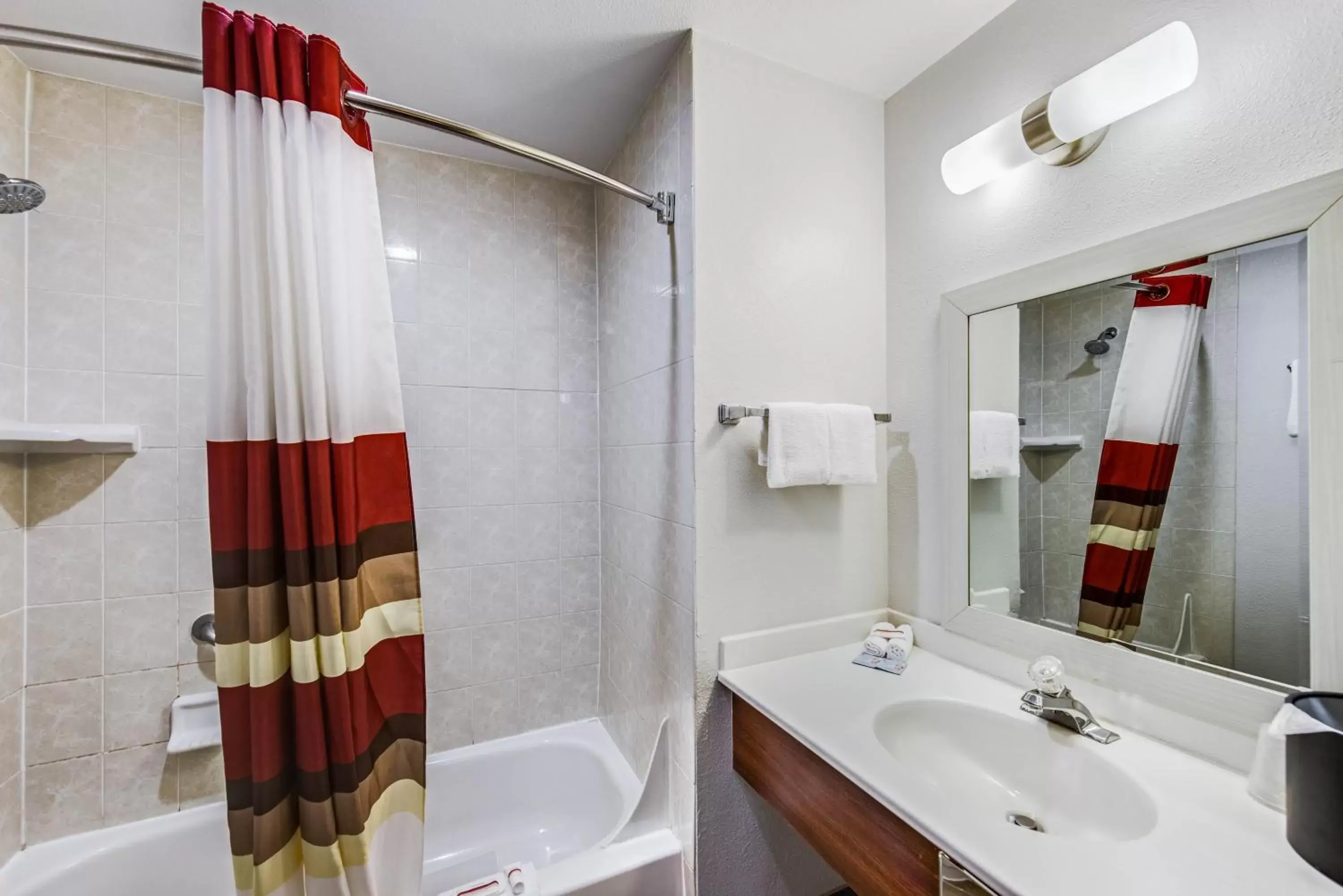 Bathroom in Red Roof Inn & Suites Medford - Airport