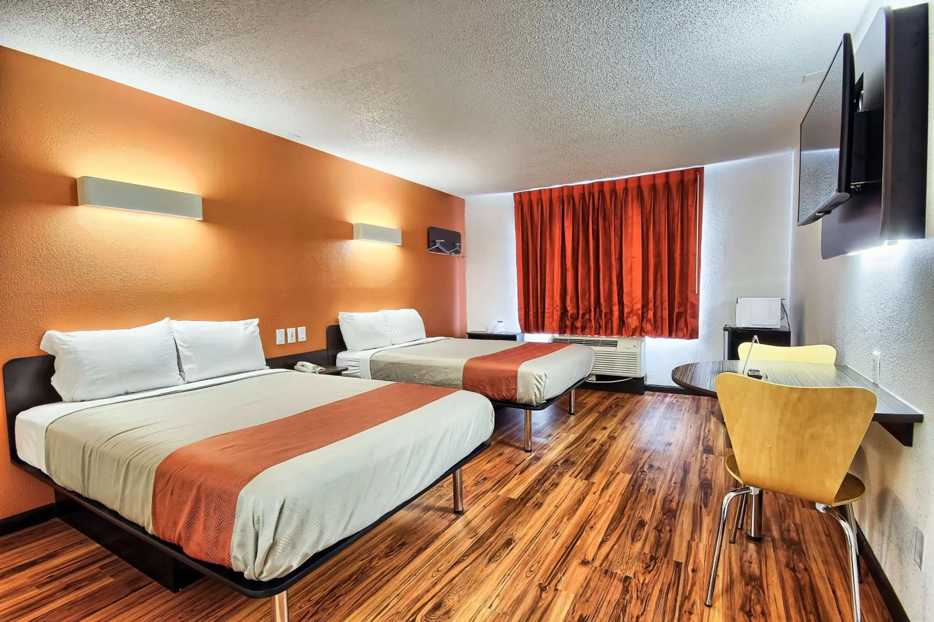 TV and multimedia, Bed in Motel 6-Columbus, OH - West