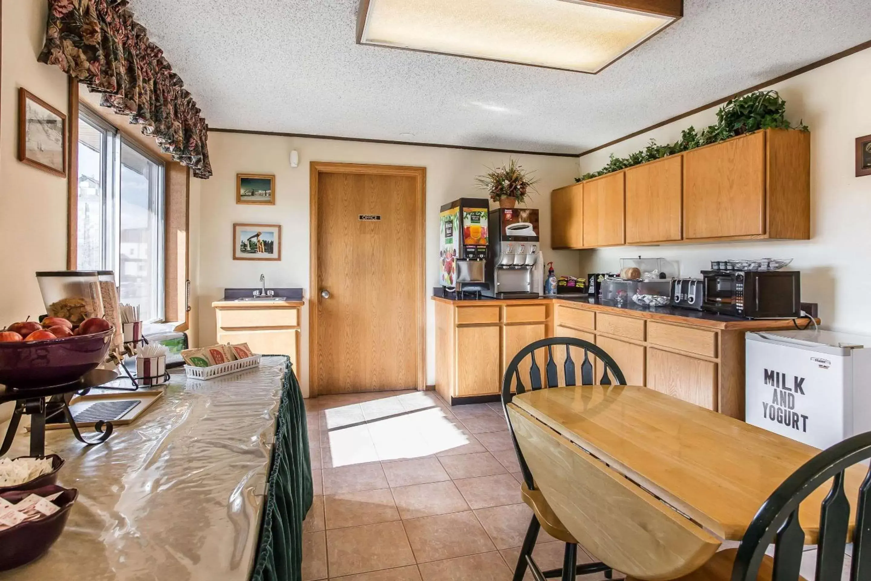 Restaurant/places to eat, Kitchen/Kitchenette in Rodeway Inn Pronghorn Lodge