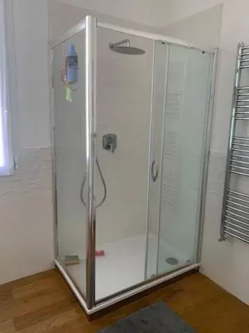 Shower, Bathroom in Le Stanze del Brigante