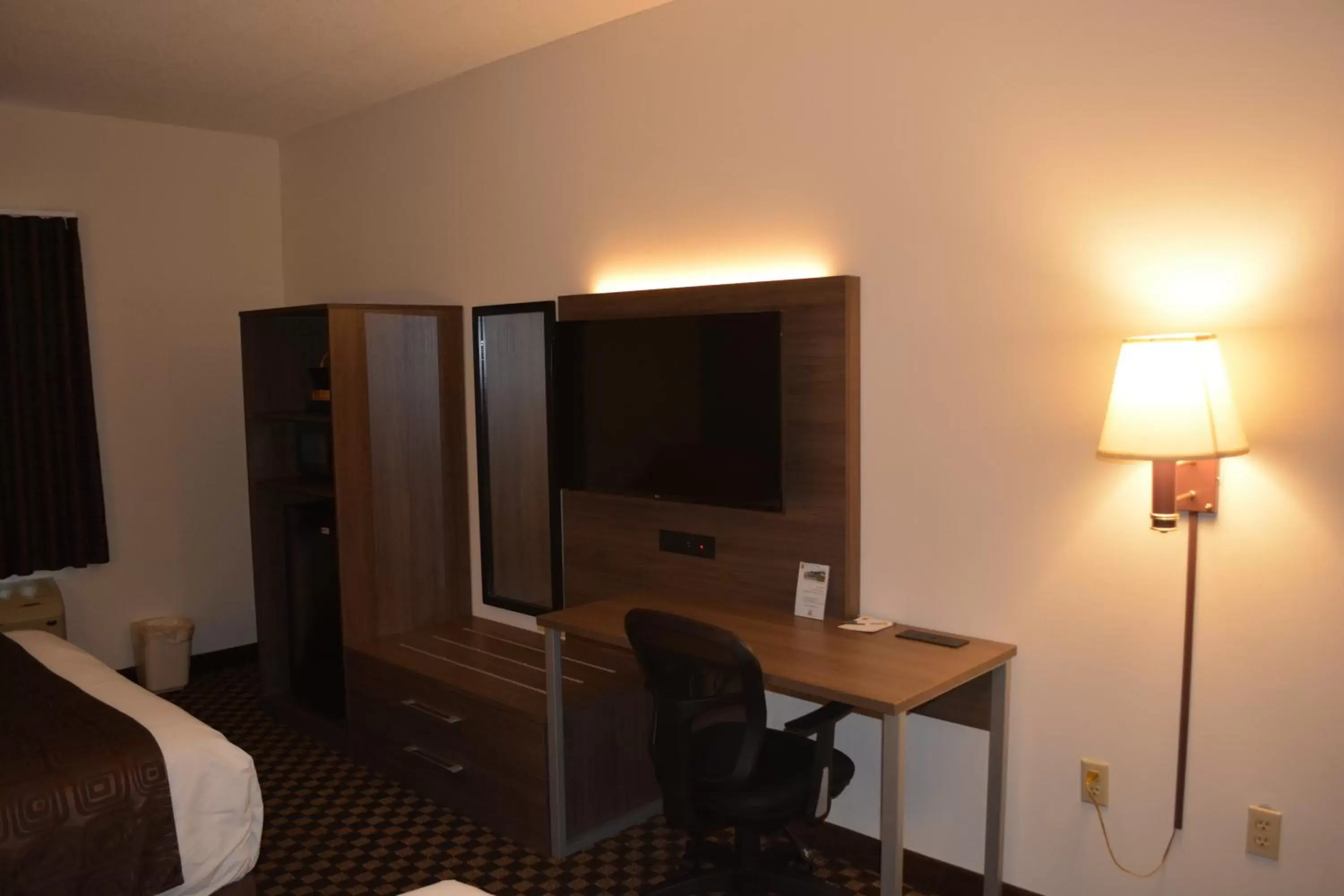 TV and multimedia, TV/Entertainment Center in Super 8 by Wyndham Ambassador Bridge Windsor ON