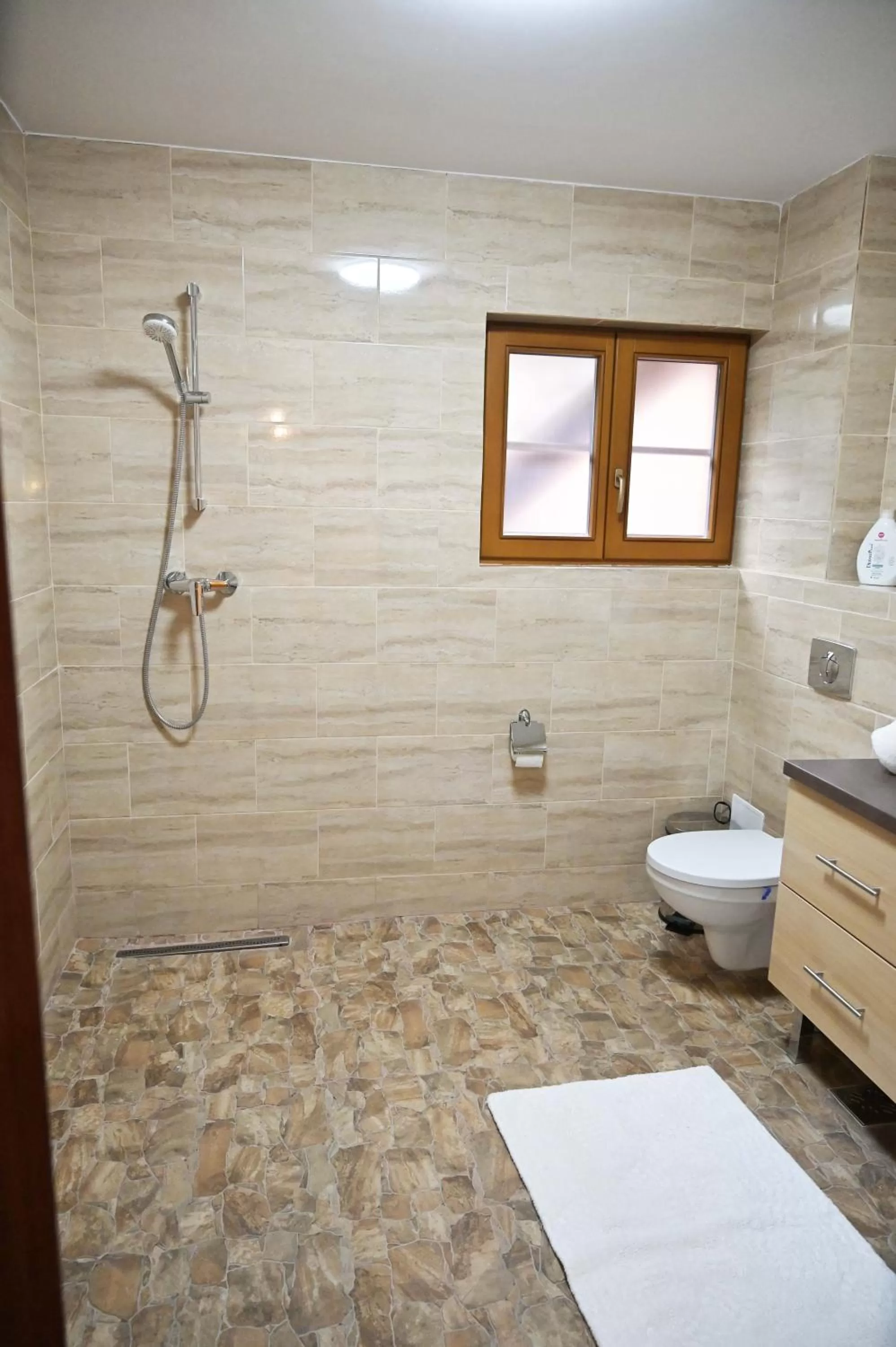 Shower in Conacul Radacinilor