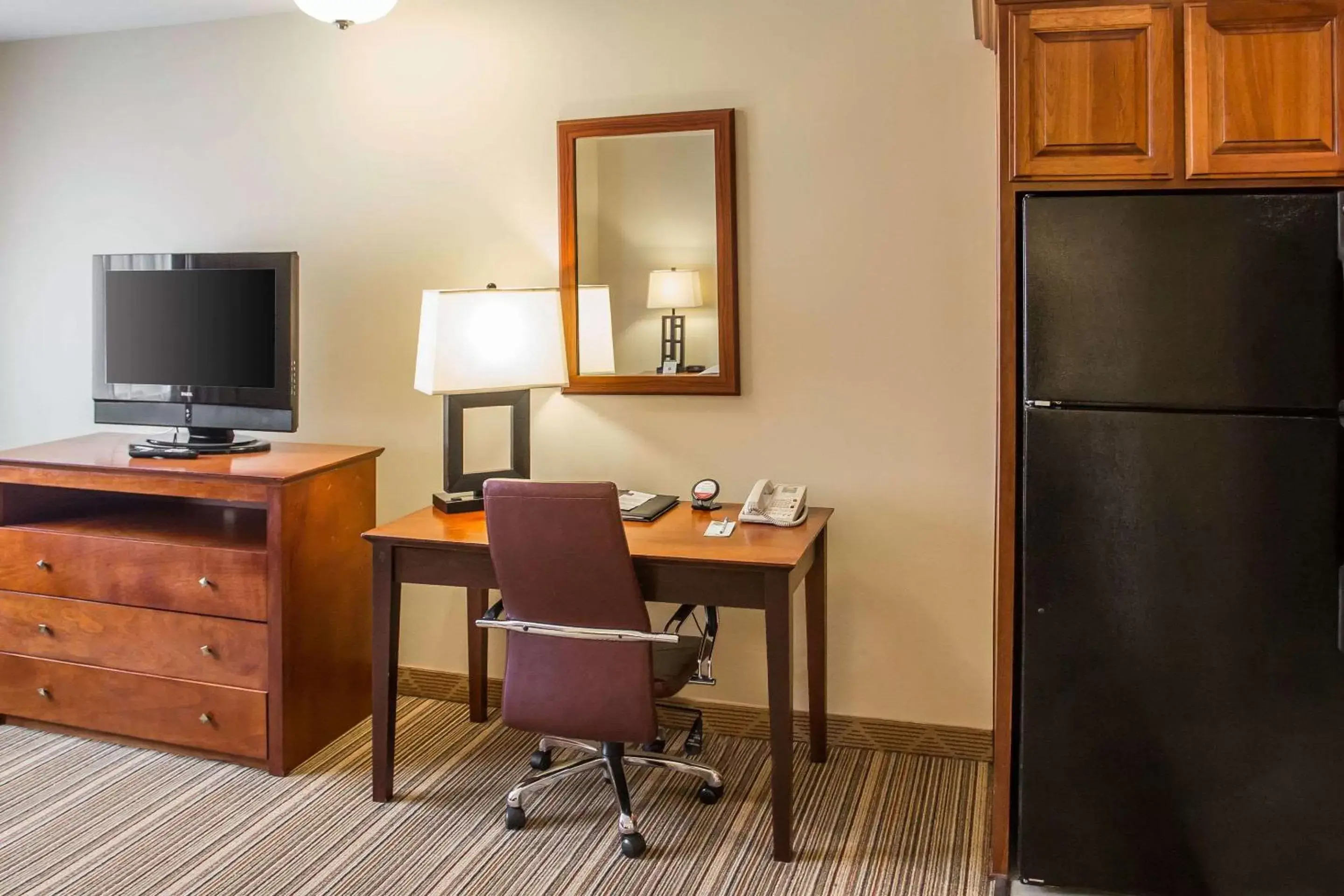 Photo of the whole room, TV/Entertainment Center in Comfort Inn Cockatoo Near LAX