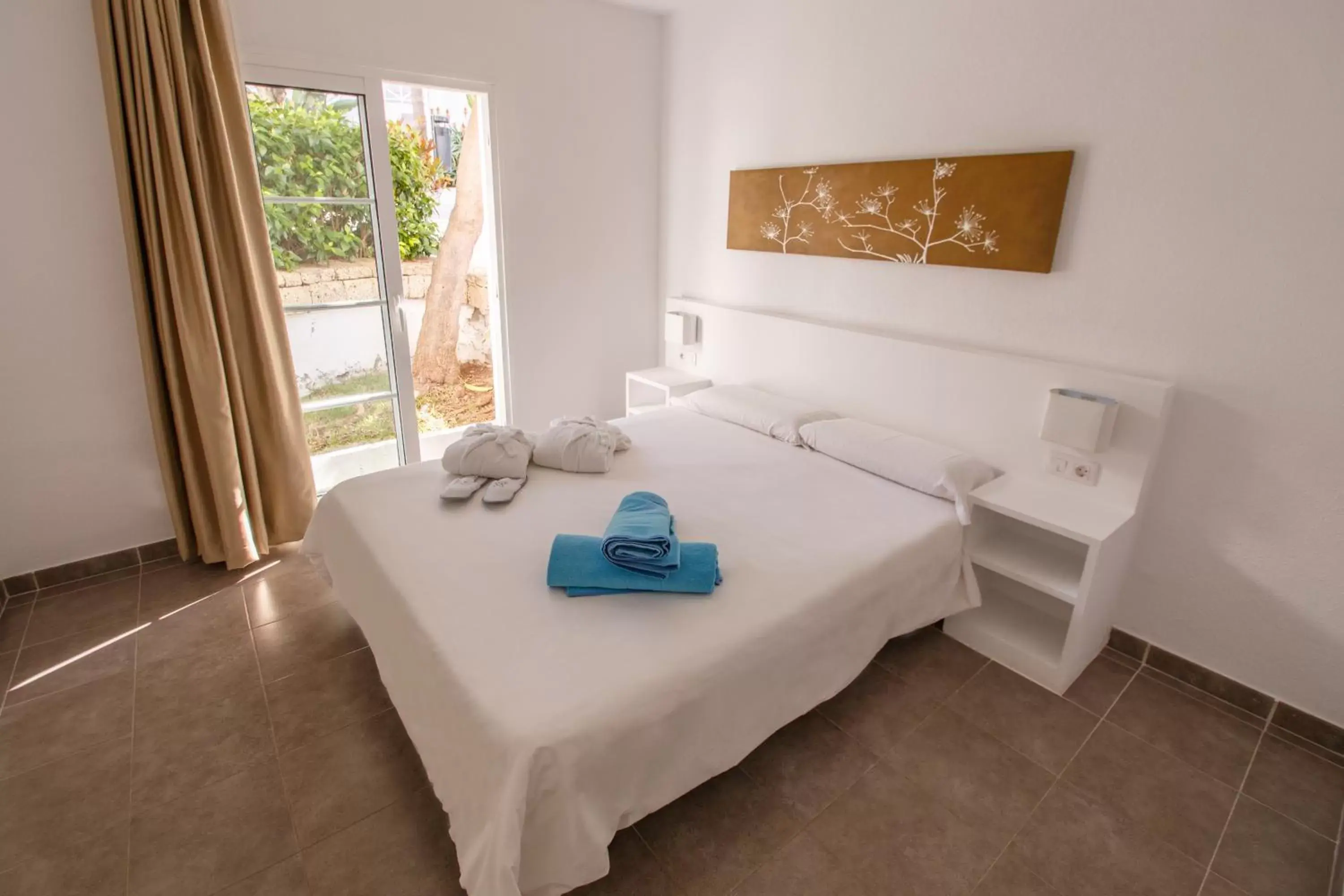 Bedroom, Bed in Lagos de Fañabé Beach Resort