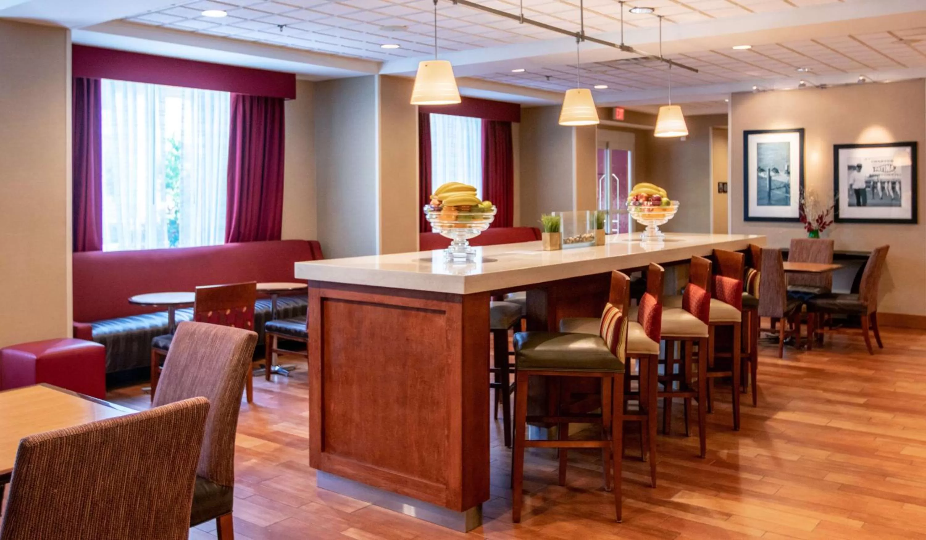 Dining area in Hampton Inn Gloucester