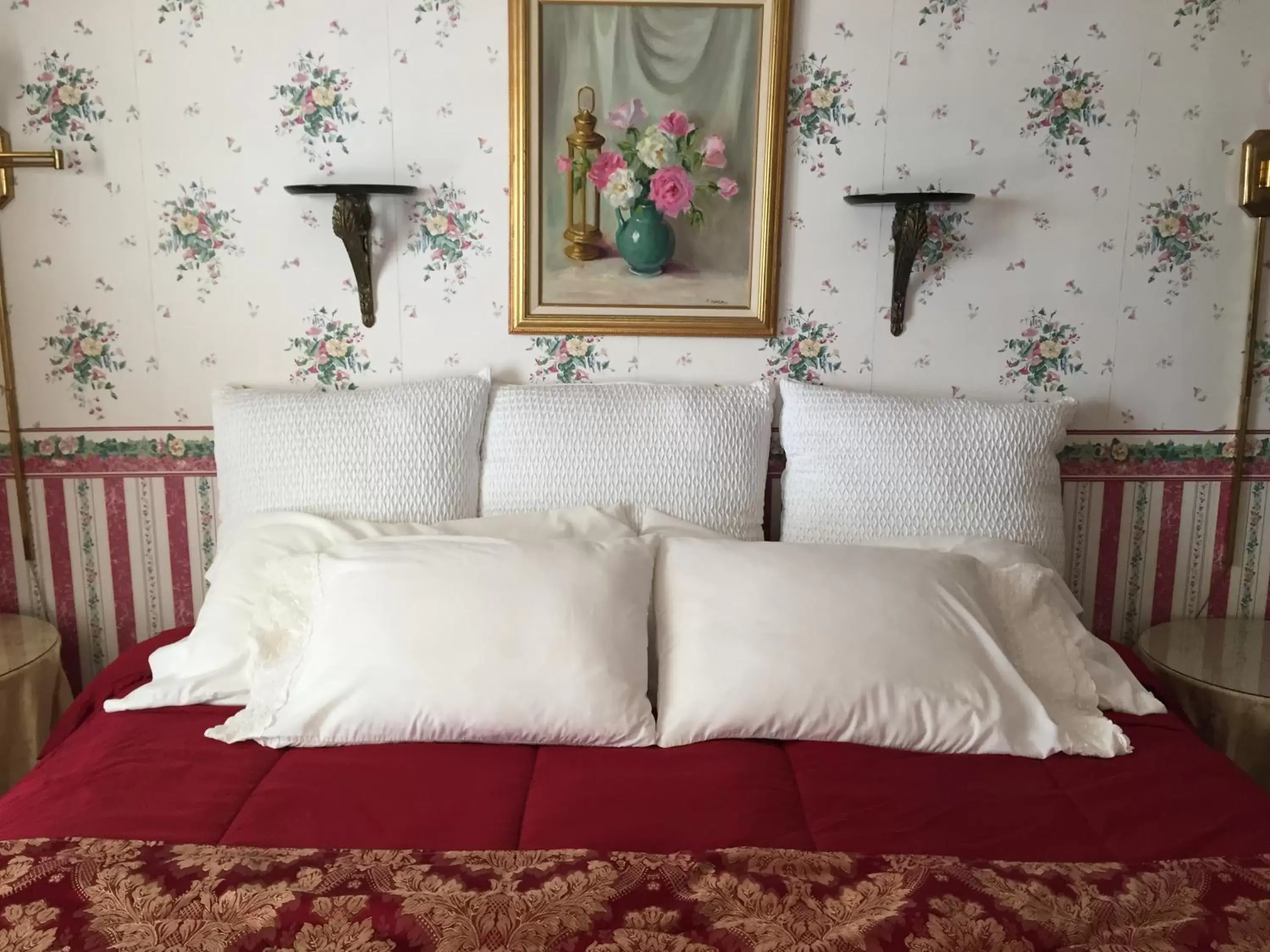 Decorative detail, Bed in Harborview Inn