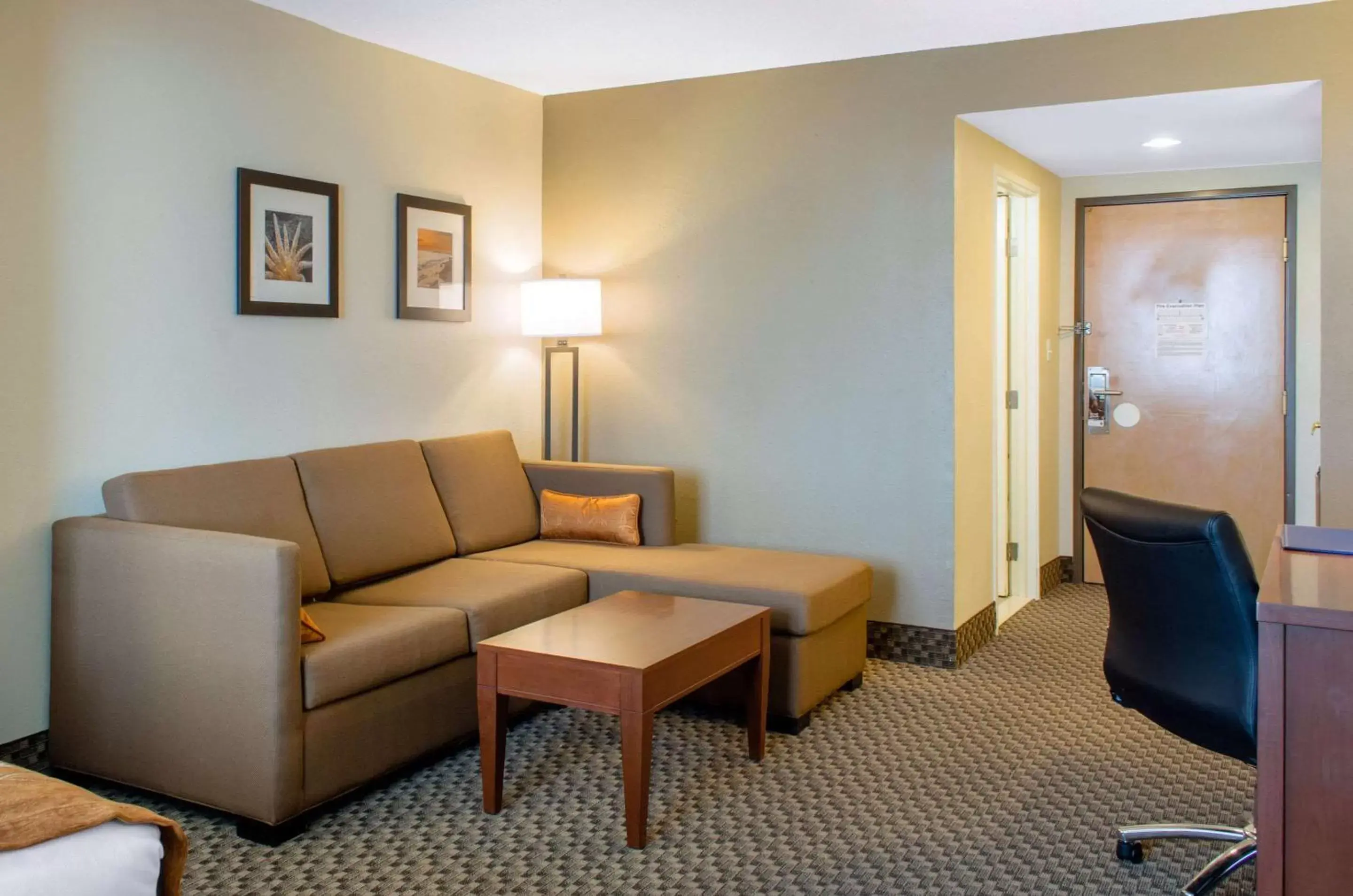 Photo of the whole room, Seating Area in Comfort Inn & Suites Biloxi D'Iberville