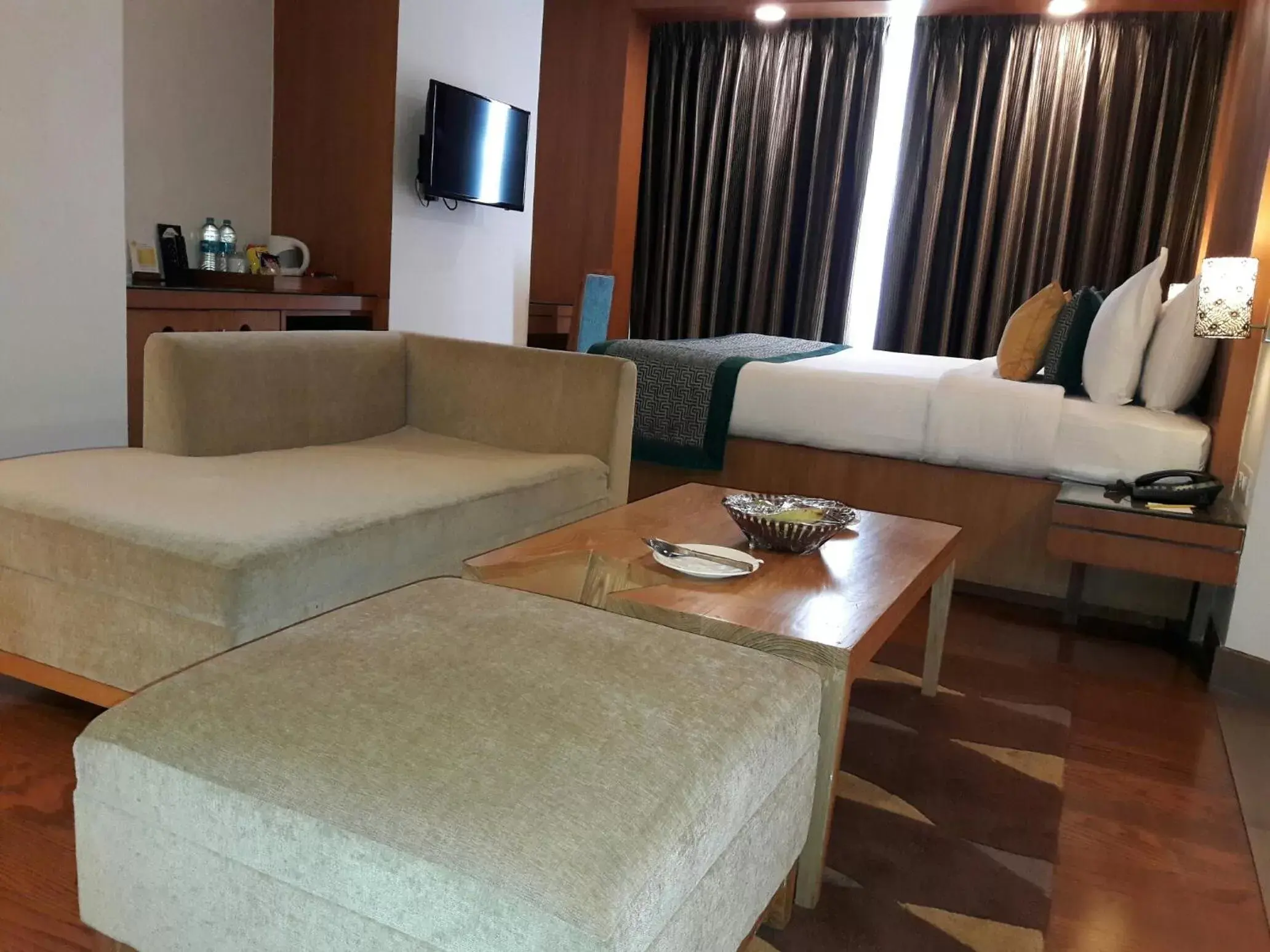 Bedroom, Lounge/Bar in Lemon Tree Hotel, Dehradun