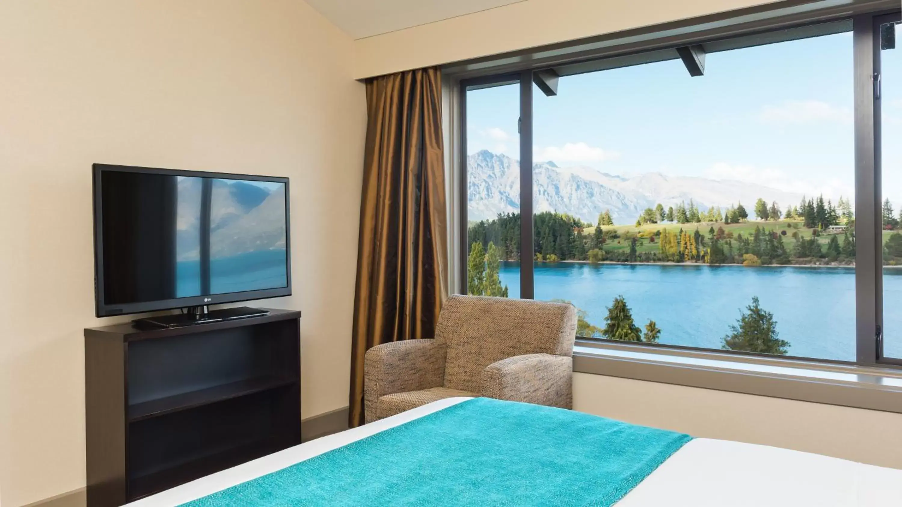 TV and multimedia in Copthorne Hotel & Resort Lakefront Queenstown