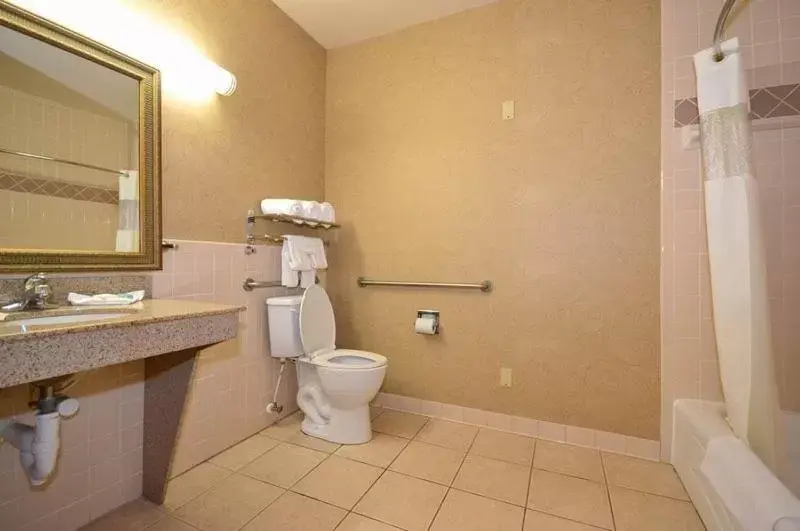 Bathroom in Best Western Casa Villa Suites