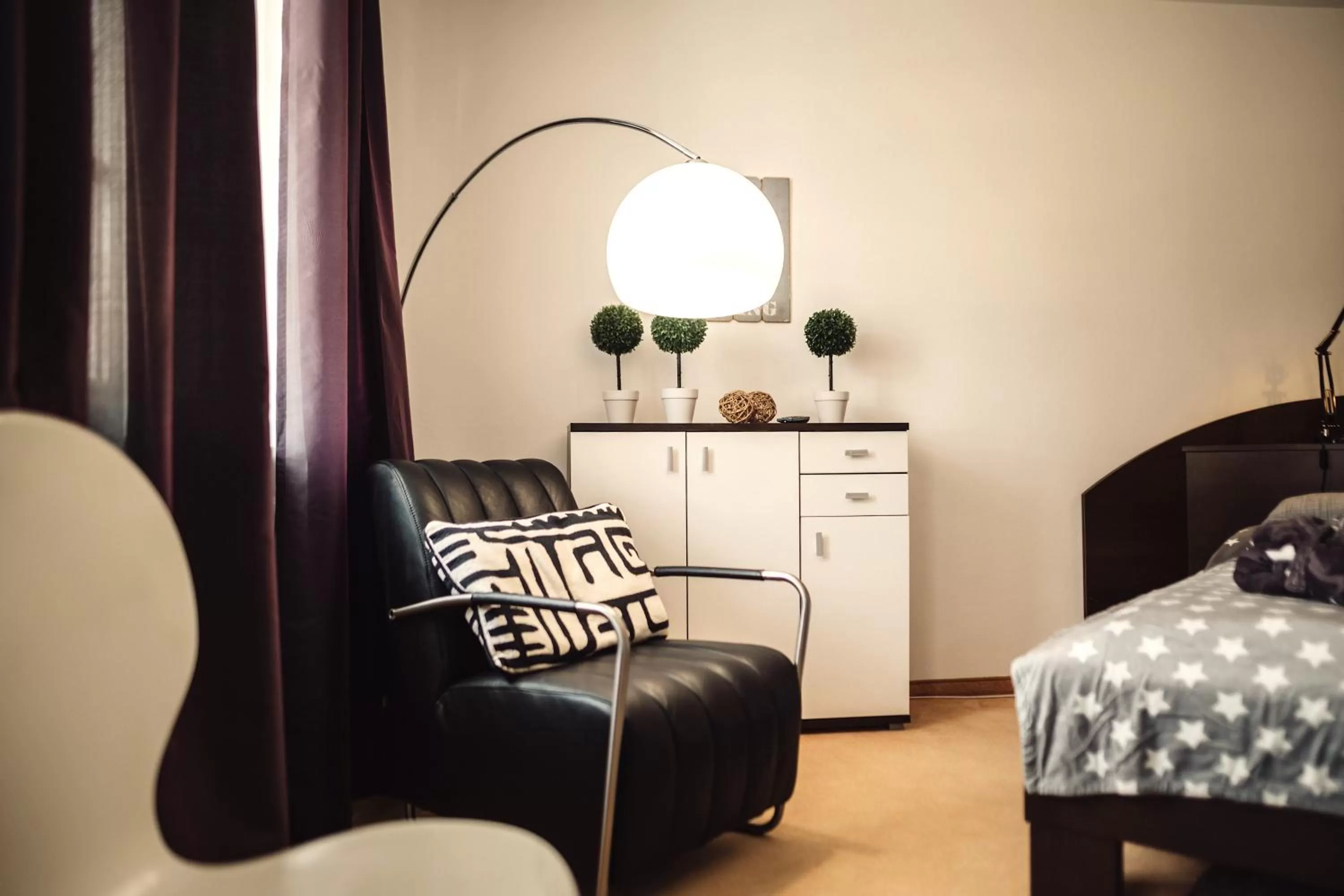 Staff, Bed in Das Hotel Stern, B&B KG - digital & contactless check-in