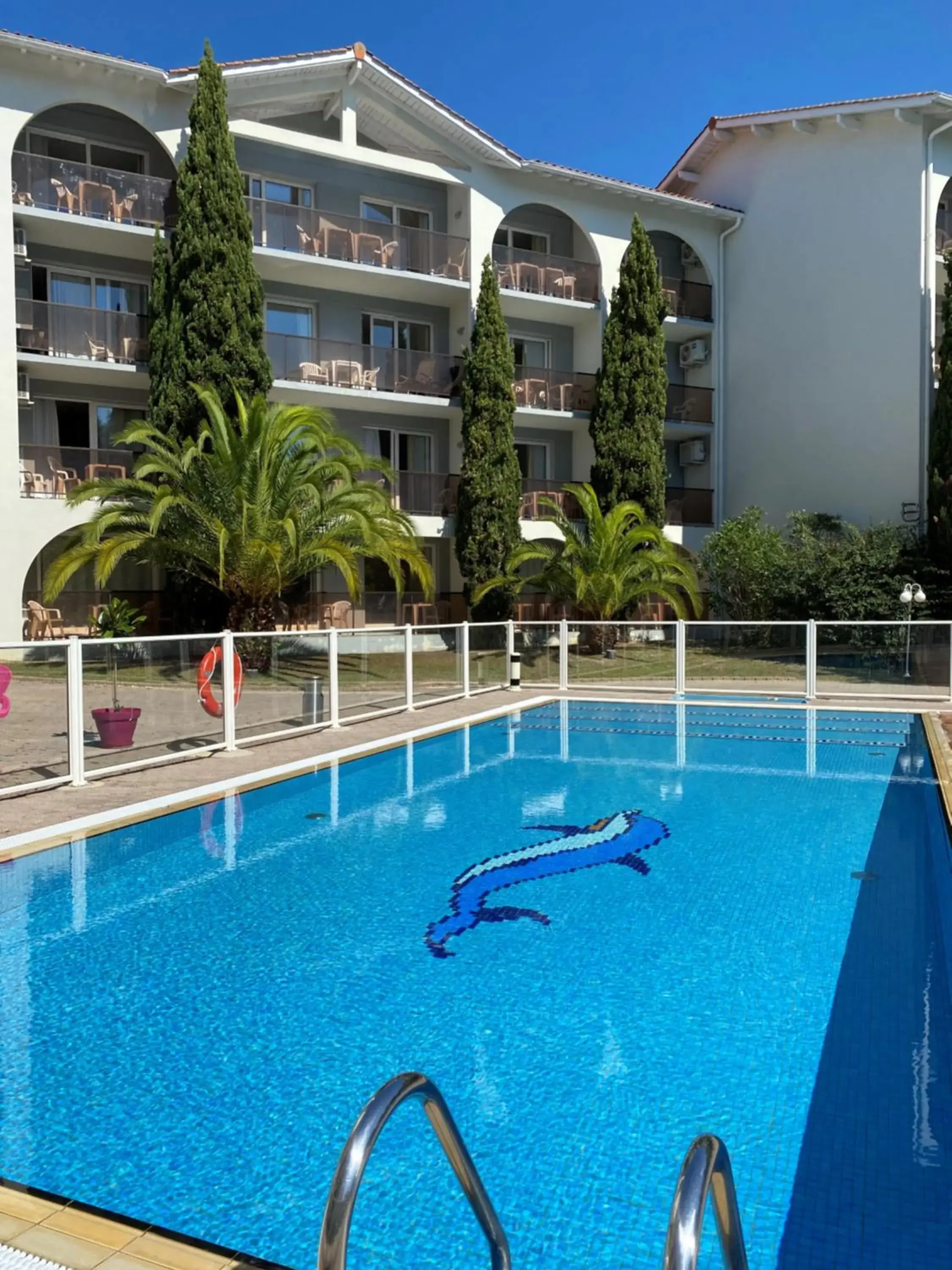 Property building, Swimming Pool in Hotel Résidence Anglet Biarritz-Parme