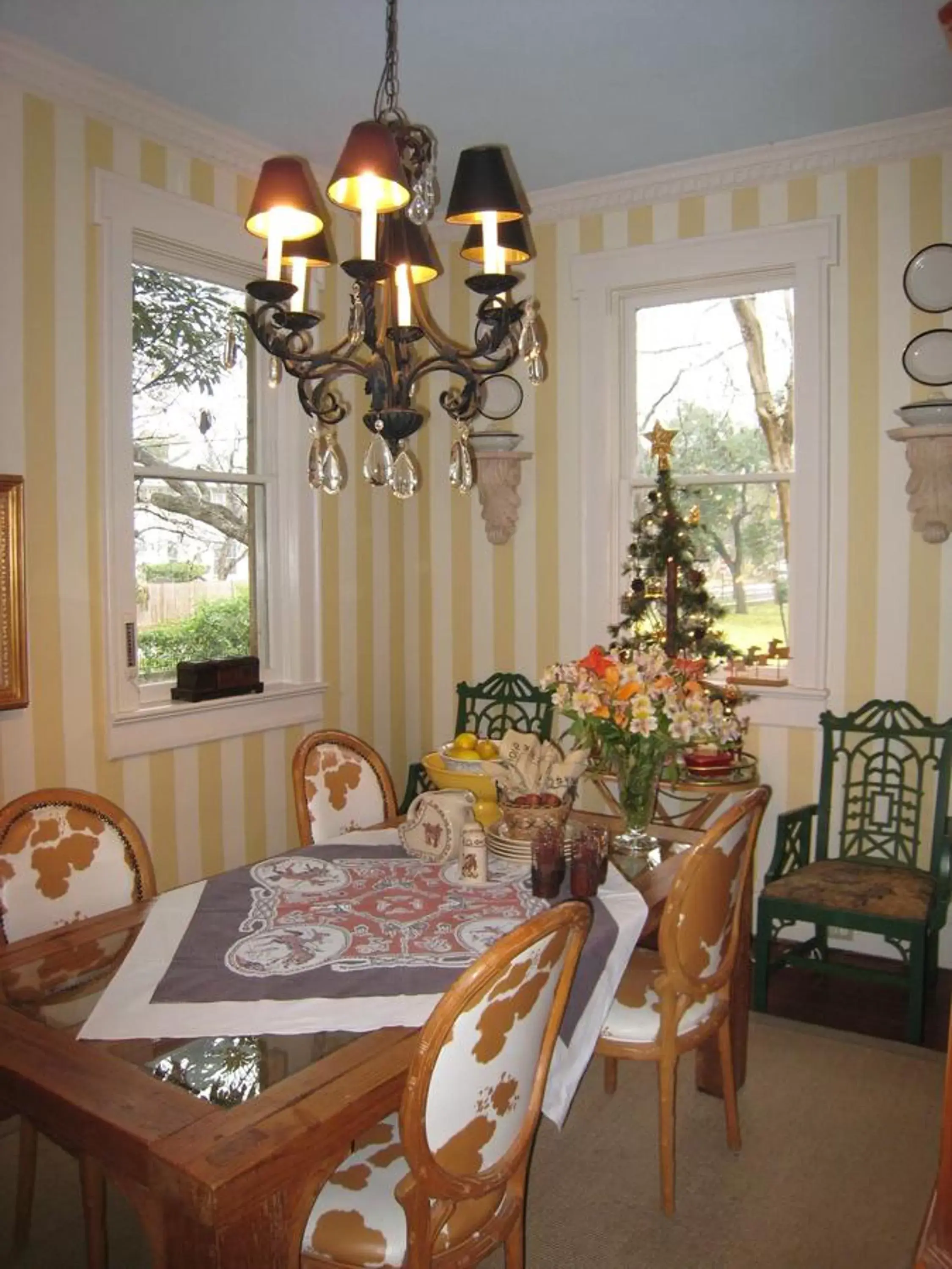 Dining area in Belle Oaks Inn