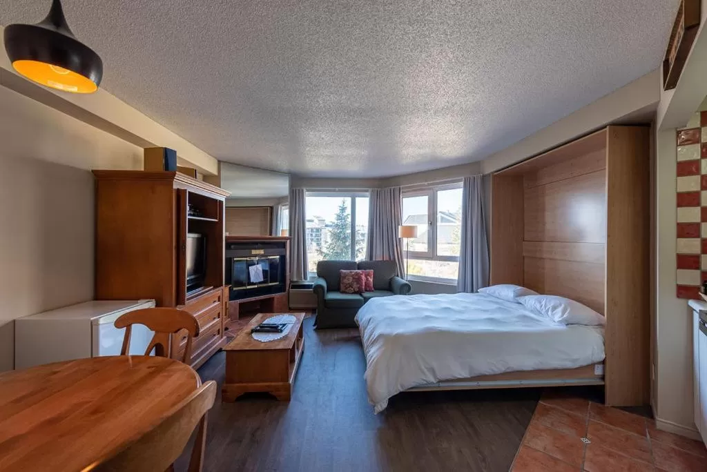 Queen Studio with Sofa Bed - Main Building in Hébergement Mont-Ste-Anne Condos