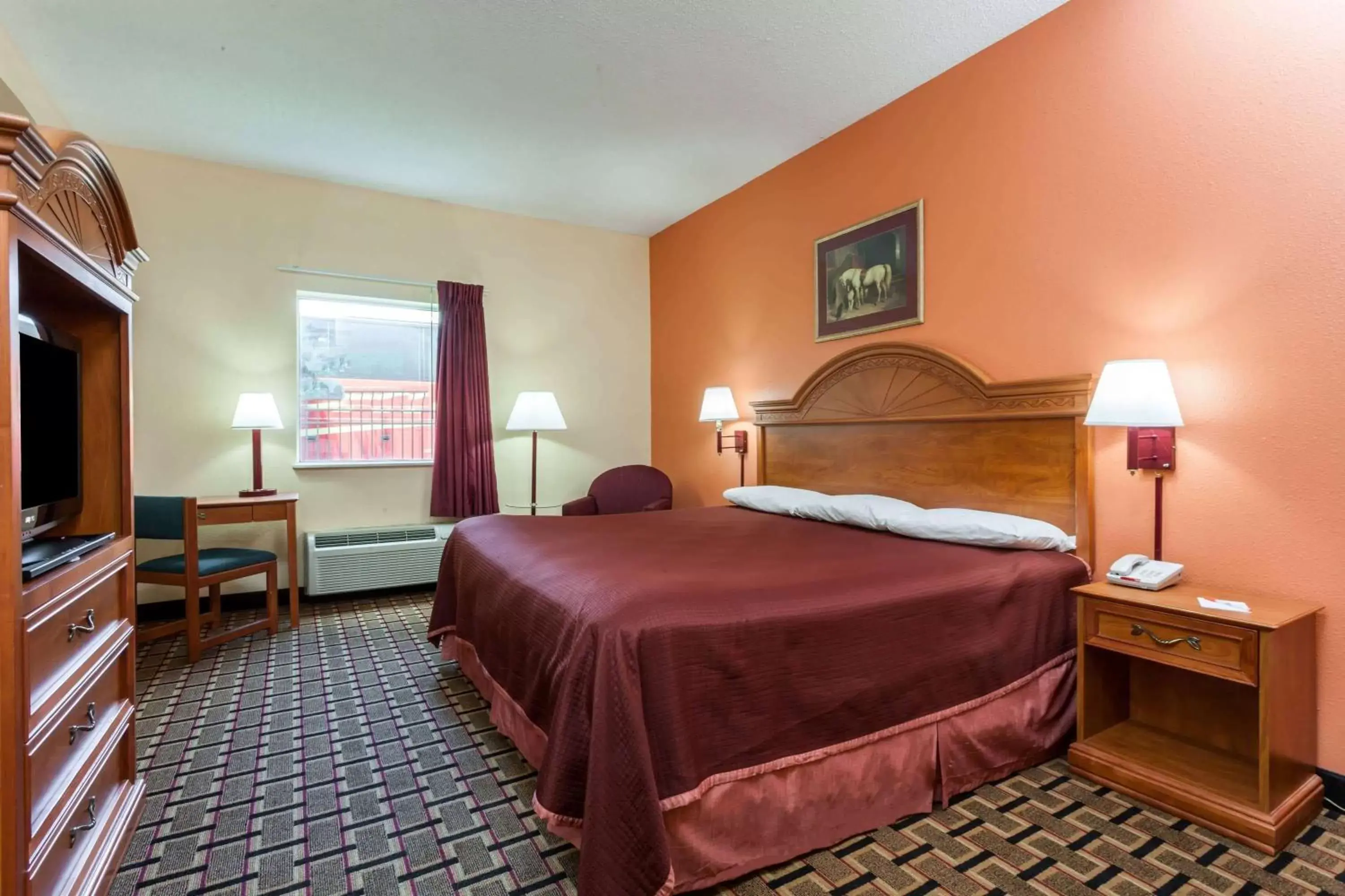 Photo of the whole room, Bed in Howard Johnson by Wyndham Airport