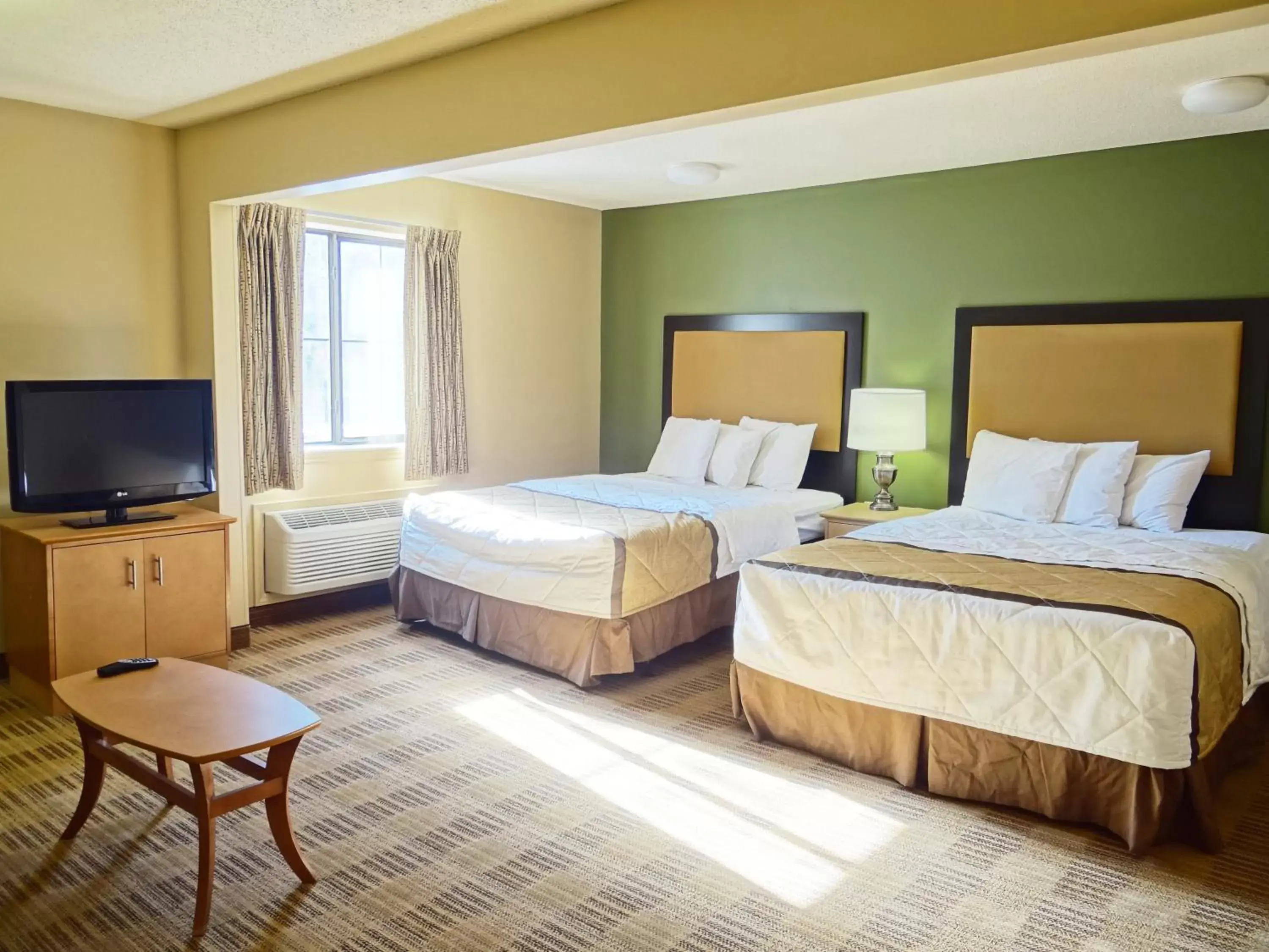 TV and multimedia, Bed in Extended Stay America Suites - Toledo - Maumee