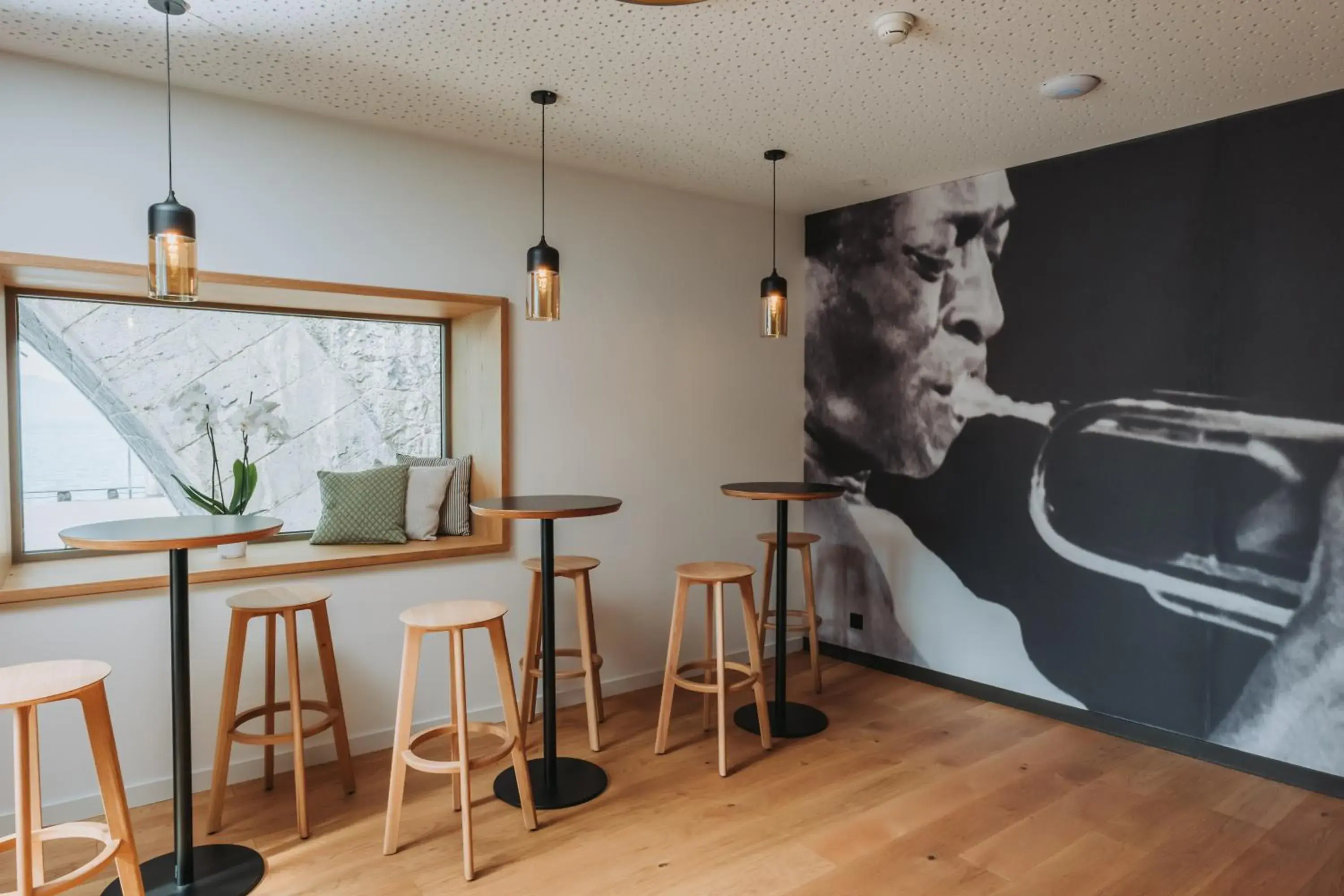 Restaurant/places to eat in Montreux Youth Hostel Restaurant/places to eat in Montreux Youth Hostel