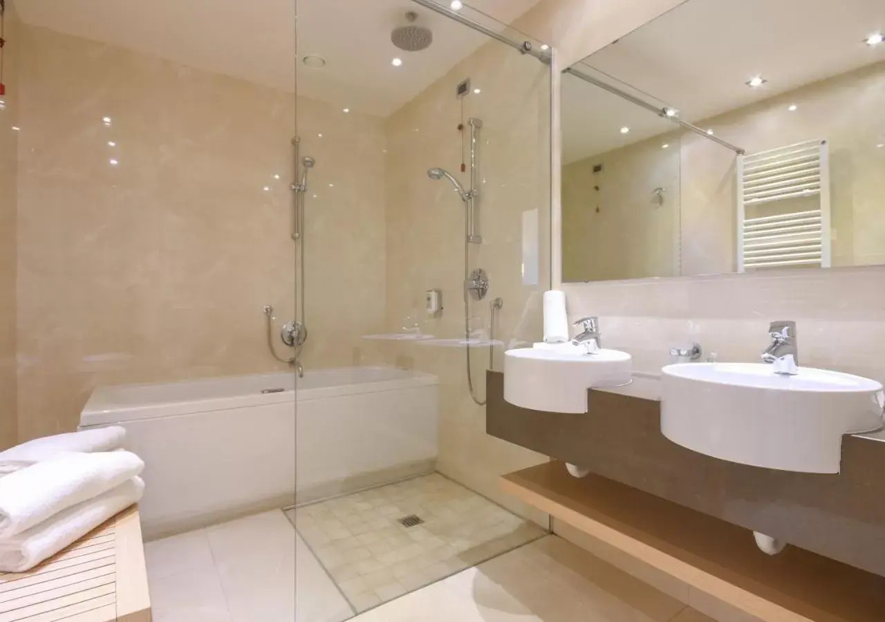 Shower, Bathroom in TH Lazise - Hotel Parchi Del Garda