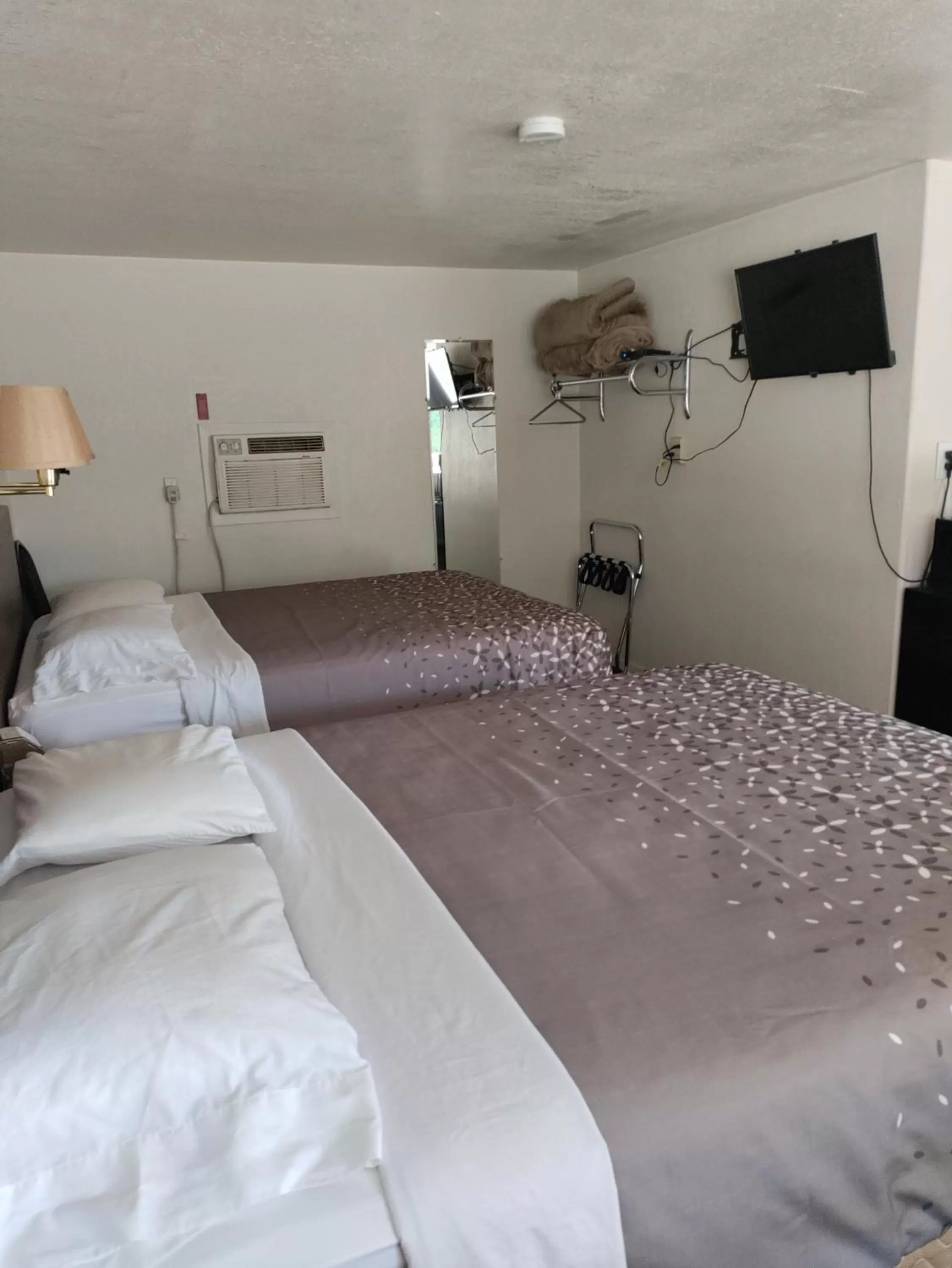 Bed in Eight Bar B Motel