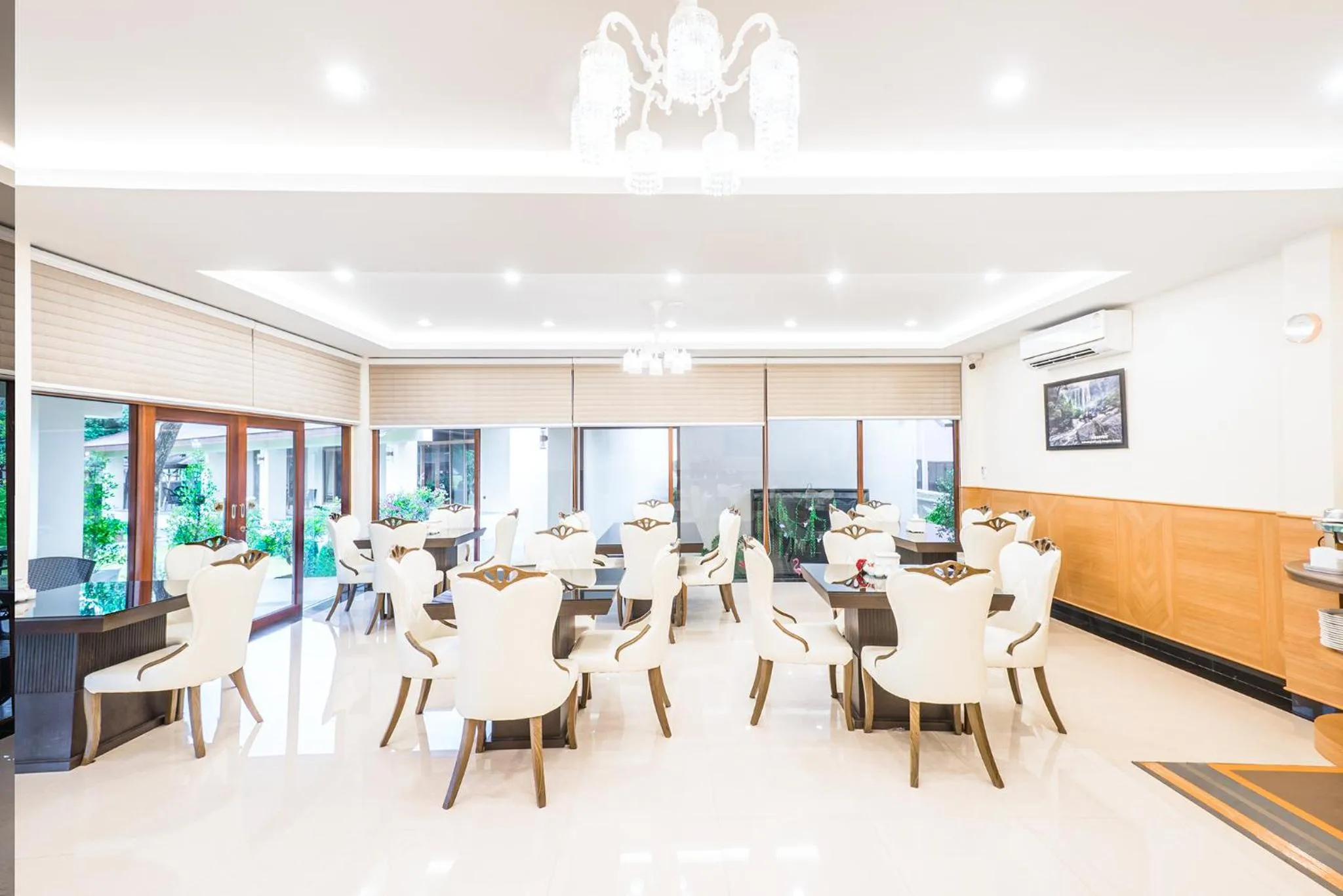 Restaurant/places to eat in AU Place Hotel