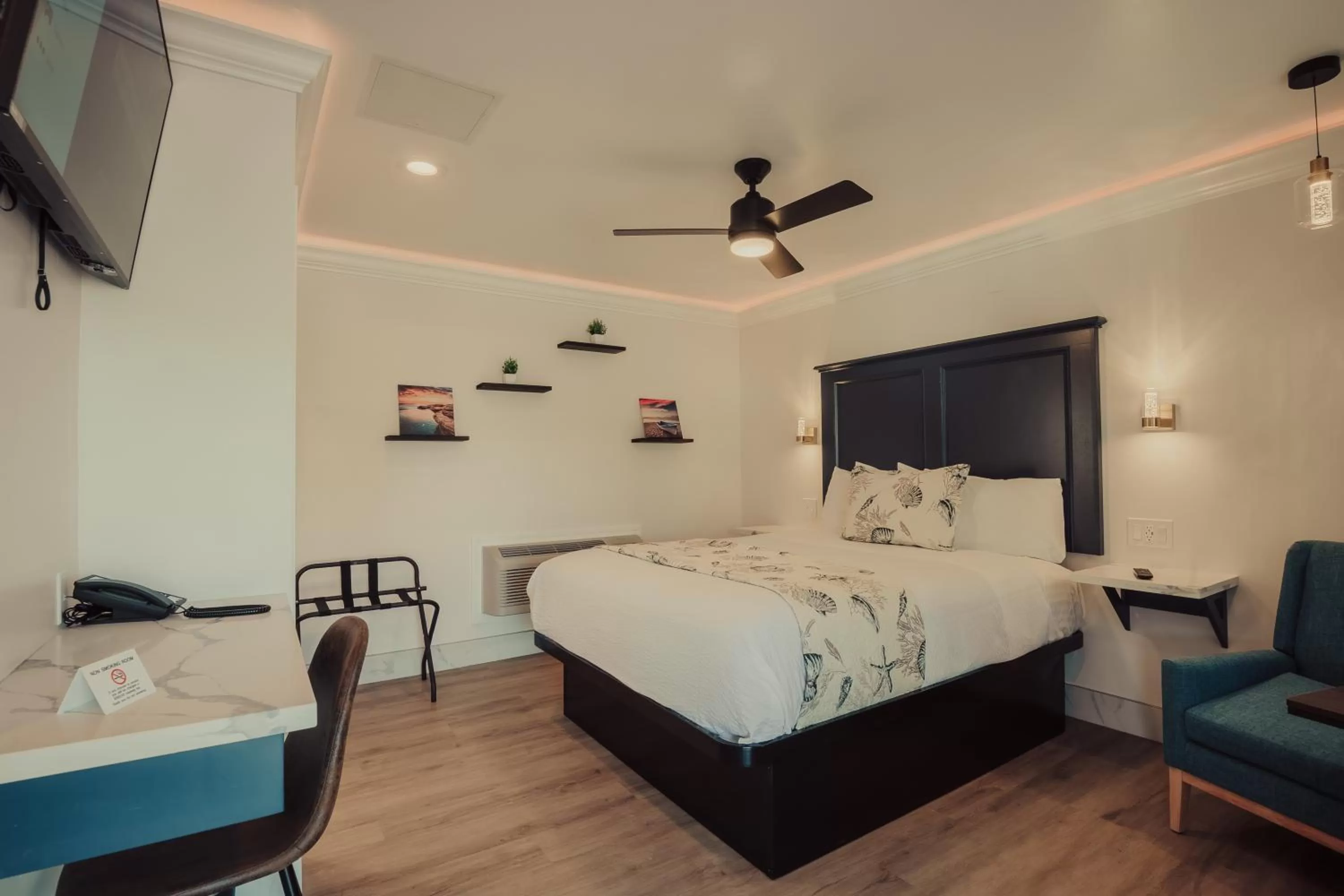 Bed in Blufftop Inn & Suites - Wharf/Restaurant District