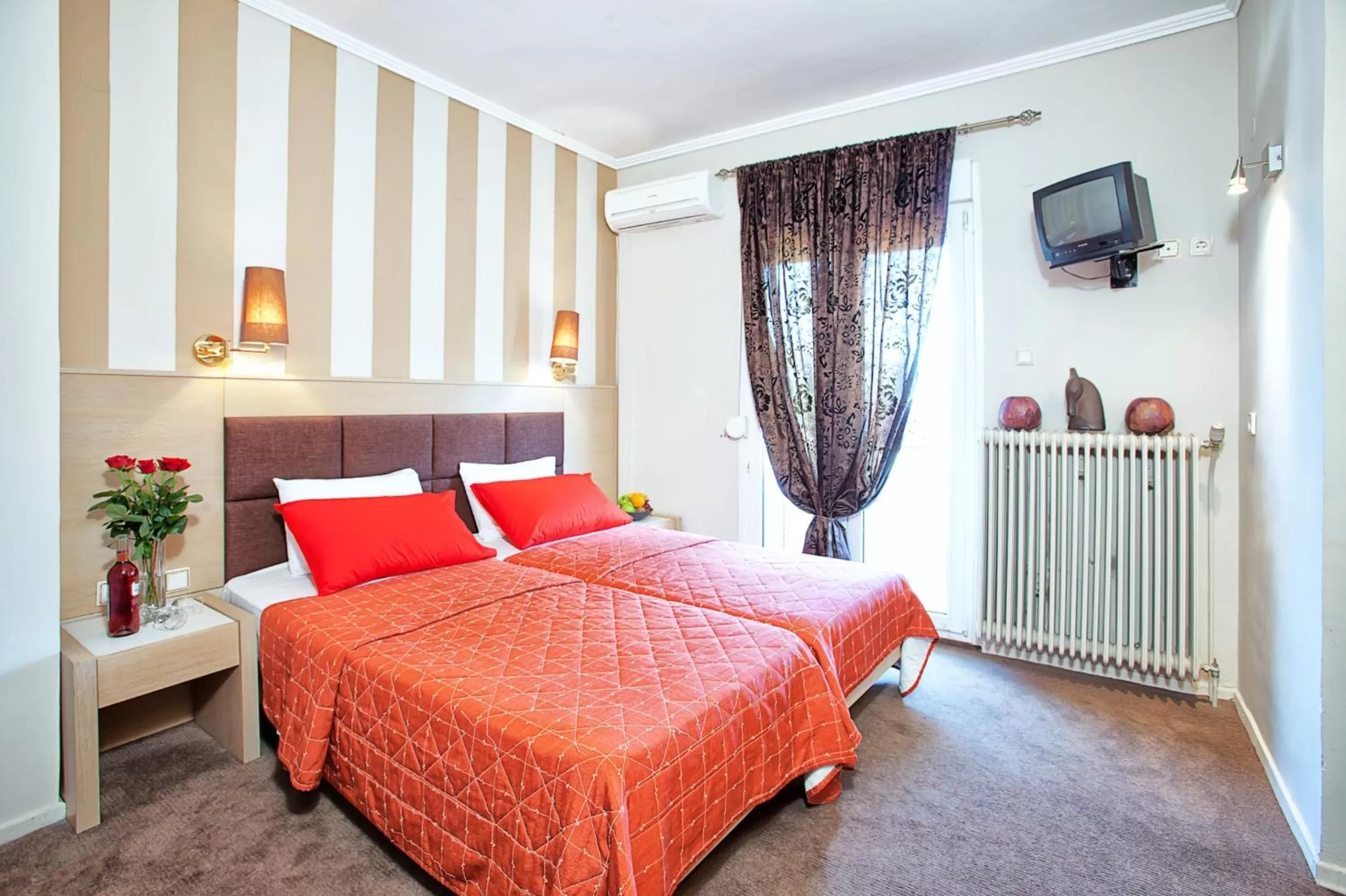 Bed in Anastassiou Hotel - Bike and motorcycle friendly hotel