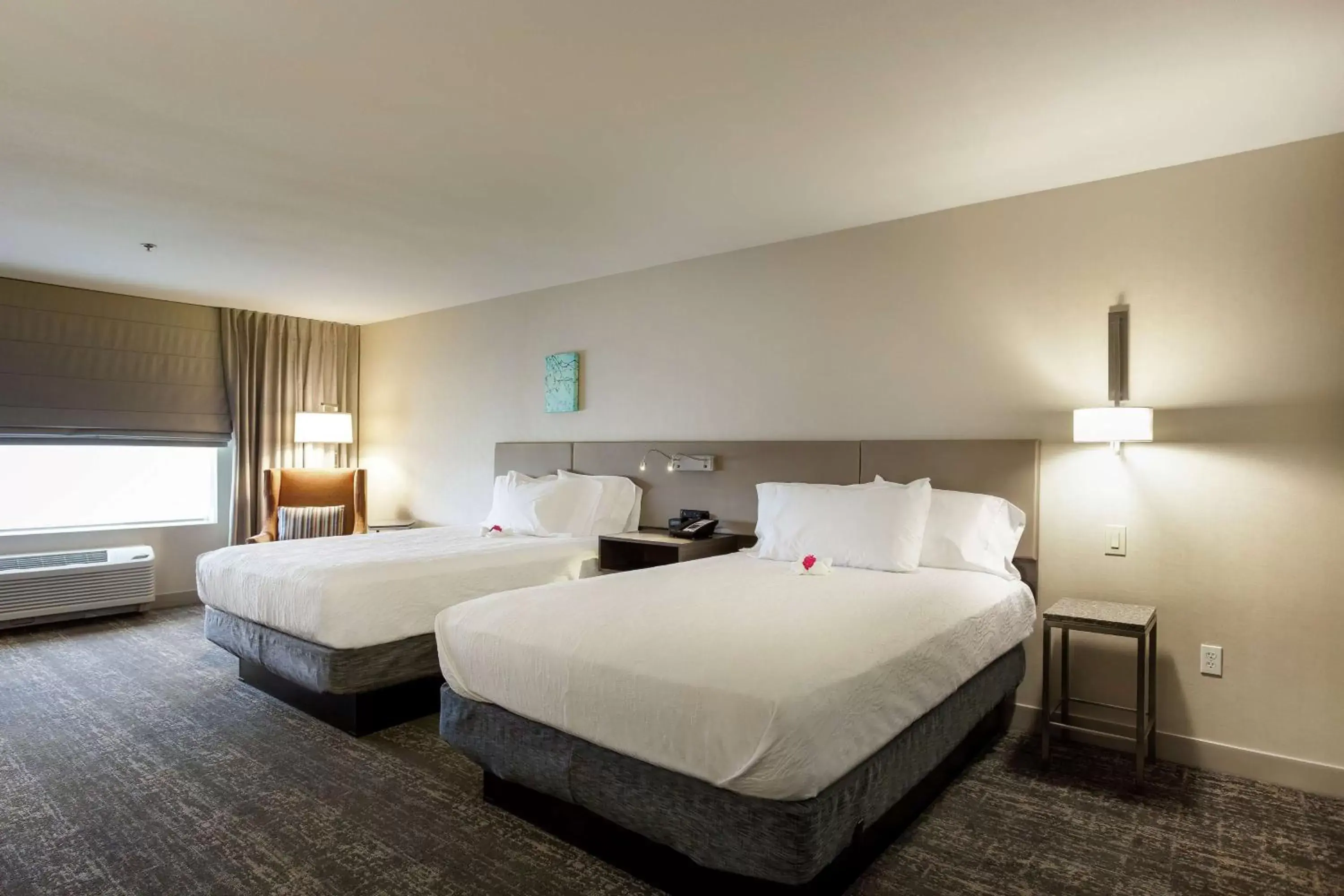 Living room, Bed in Hilton Garden Inn Fairfield