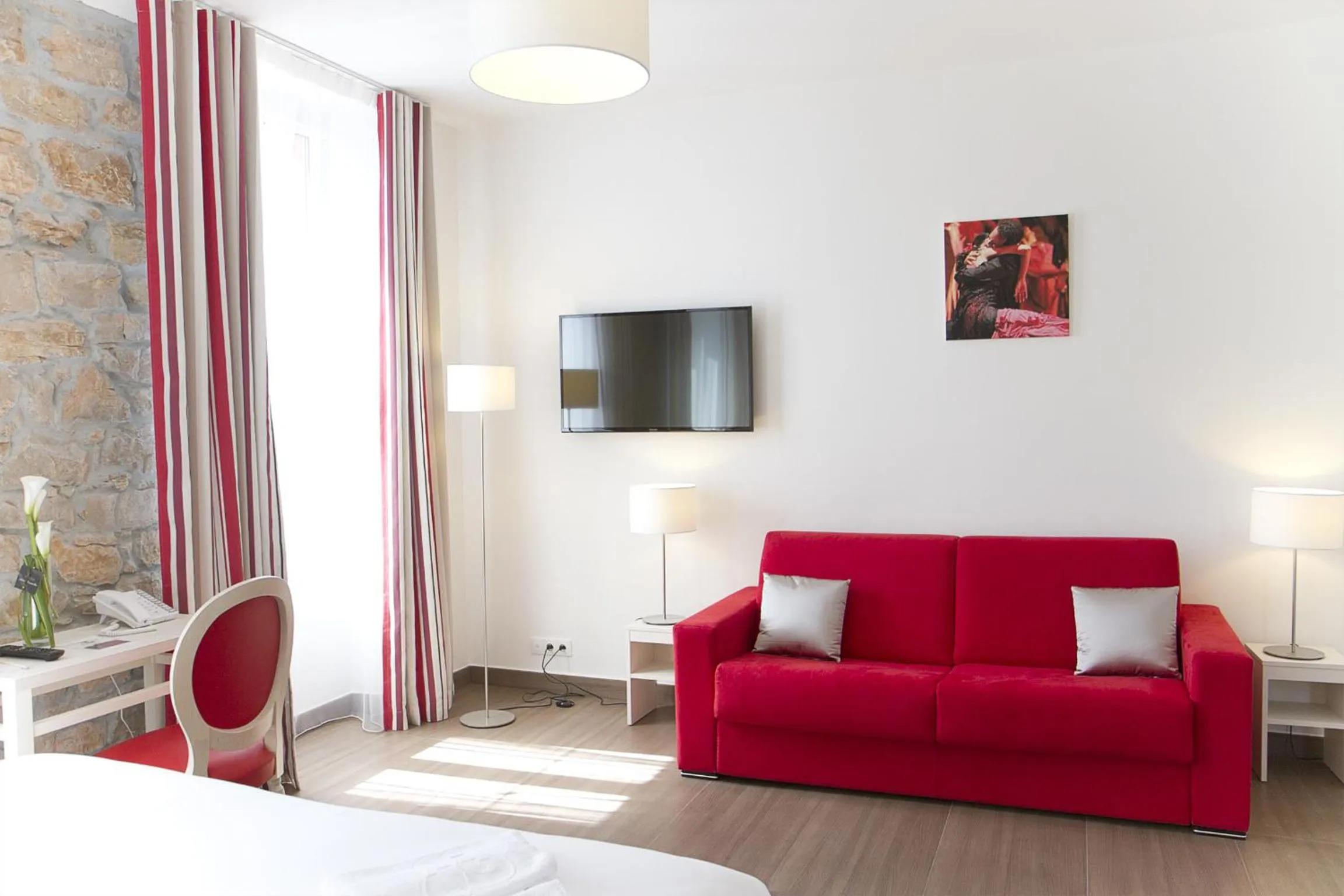 Photo of the whole room, Bed in Hôtel CASABELLA Cannes Mouans Sartoux