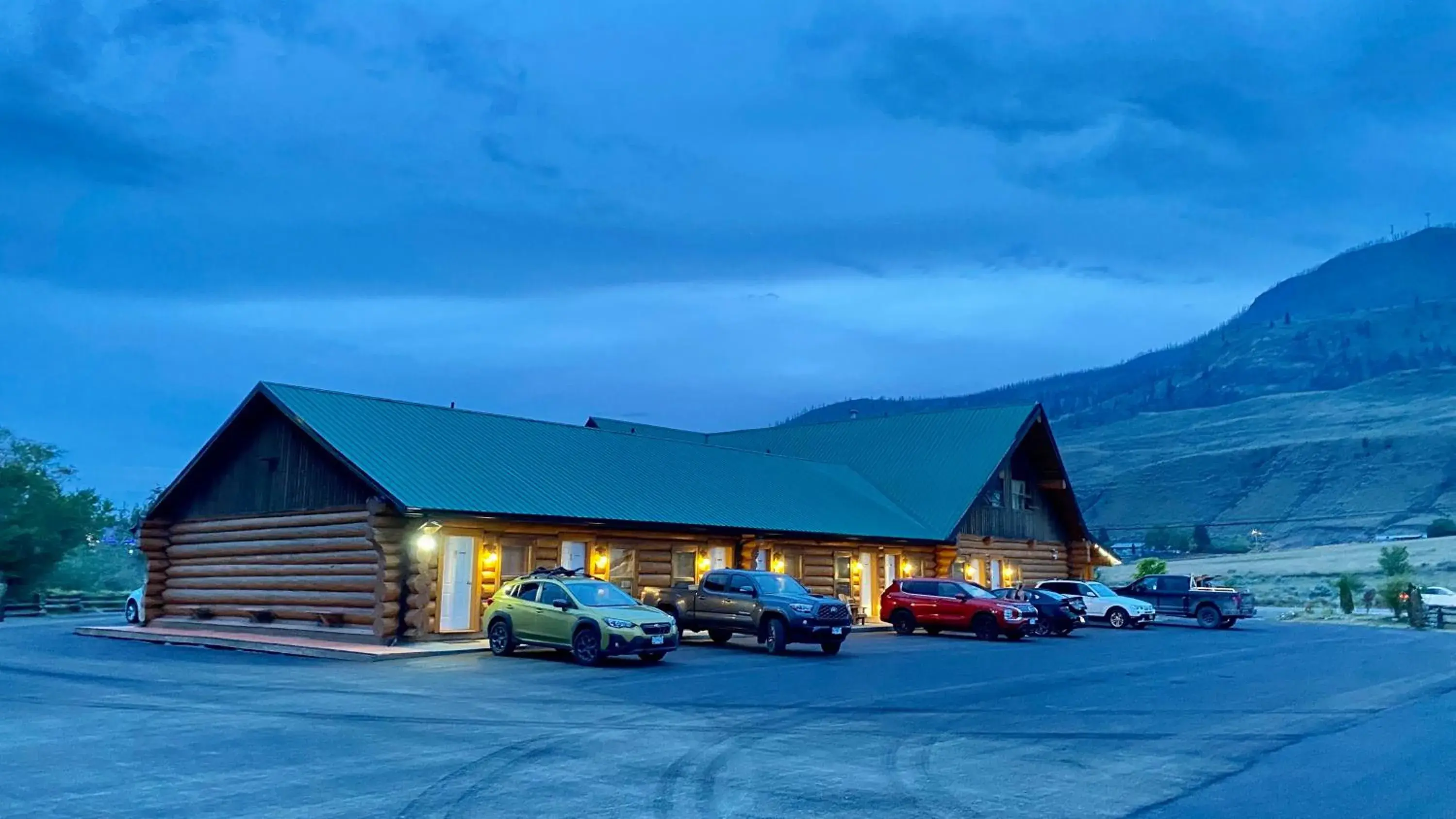 Property building, Winter in Bear's Claw Lodge