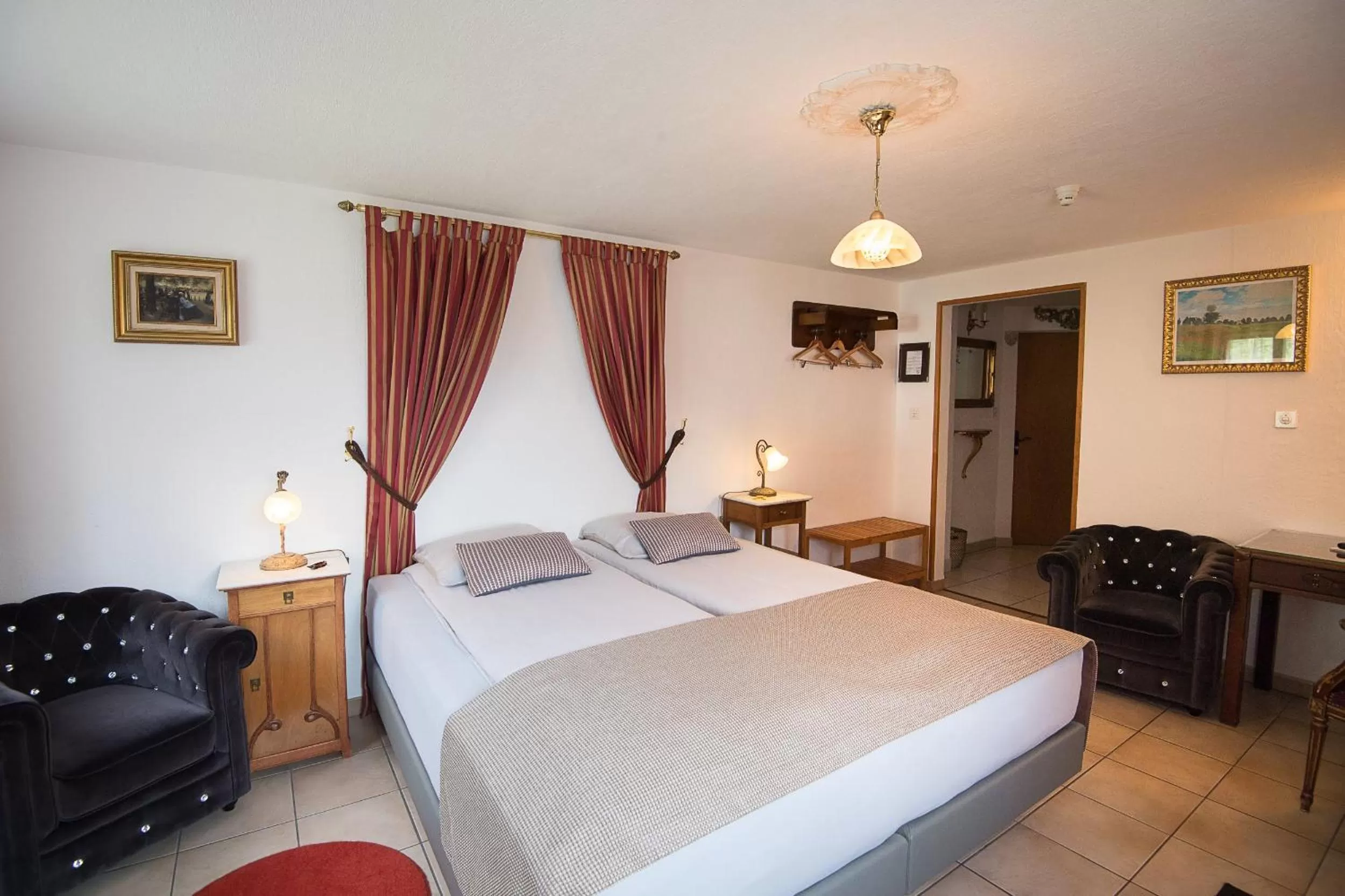 Photo of the whole room, Bed in Rêves Gourmands, Hôtellerie & Gastronomie