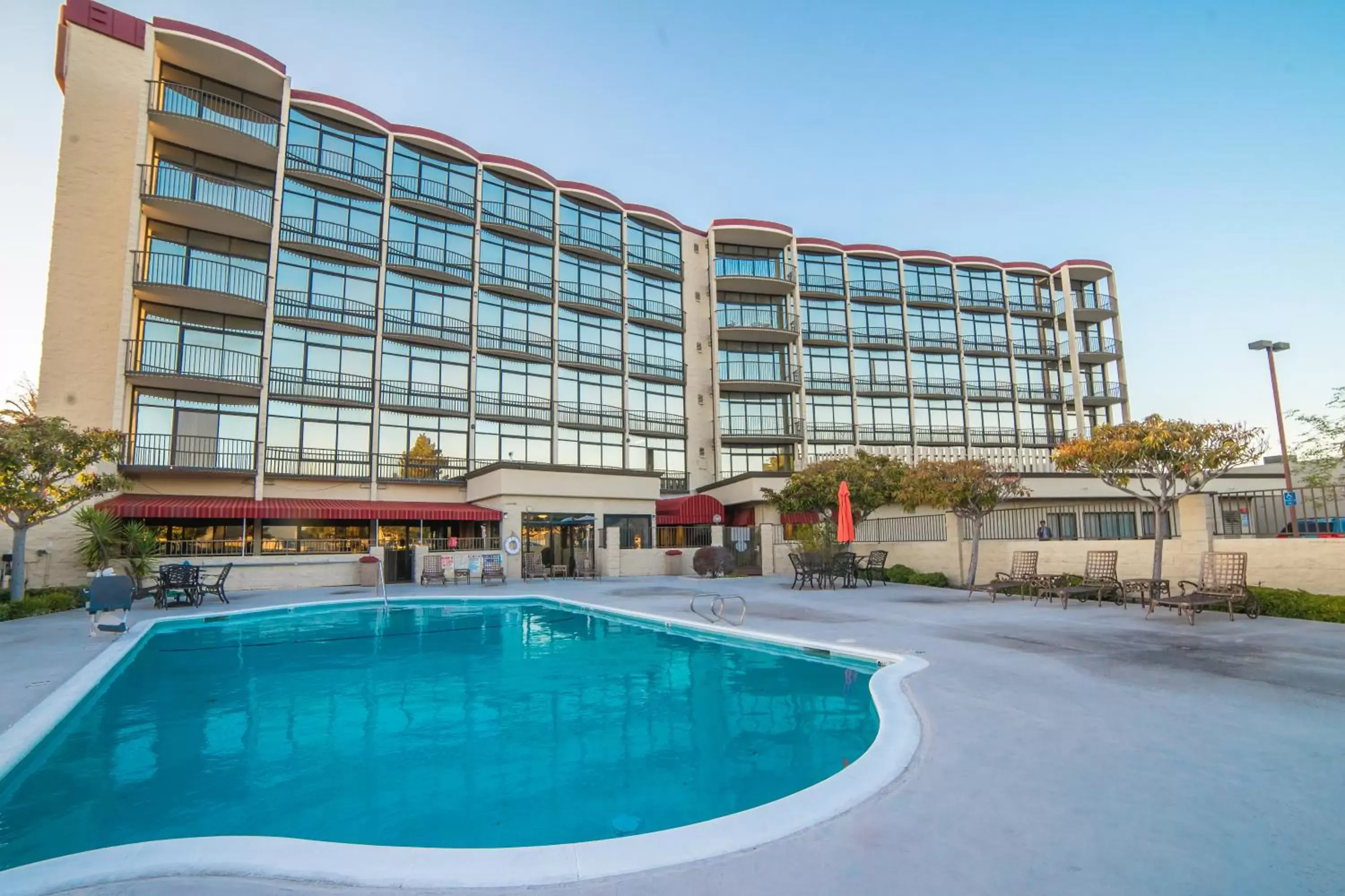 Swimming pool, Property Building in Oakland Airport Executive Hotel