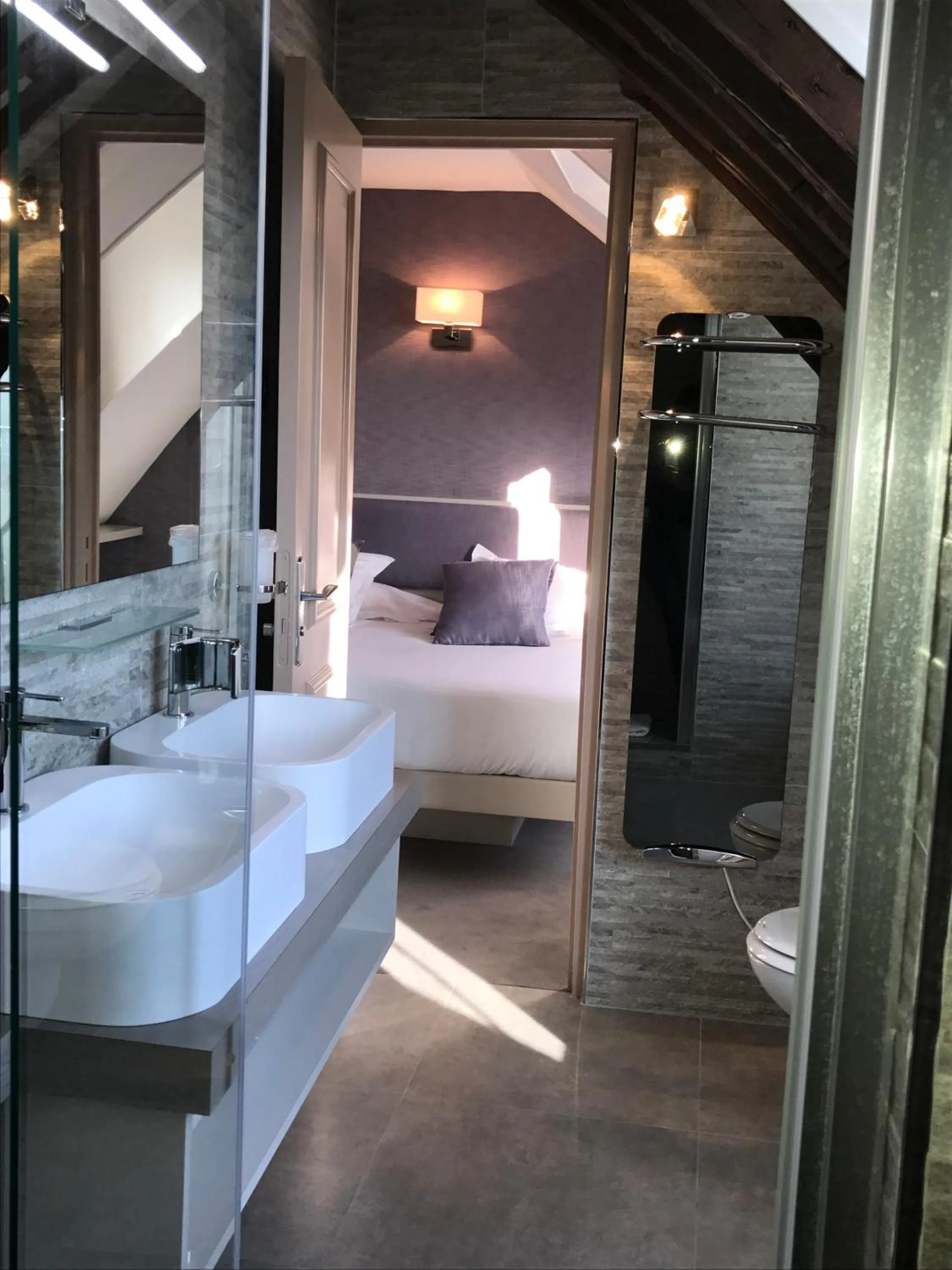 Bathroom, Bed in Hôtel Jacques de Molay - Fitness & Sauna