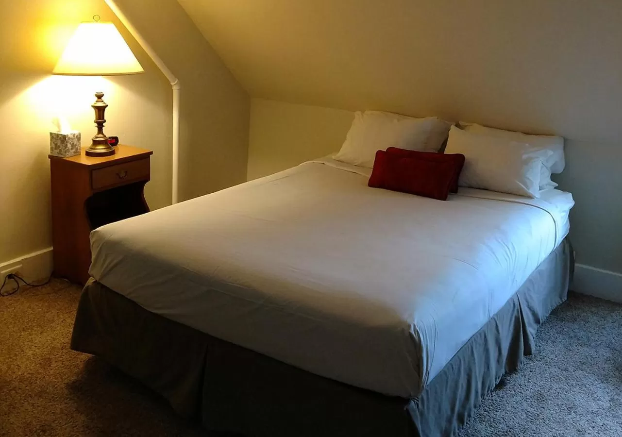 Bedroom, Bed in Thayers Inn