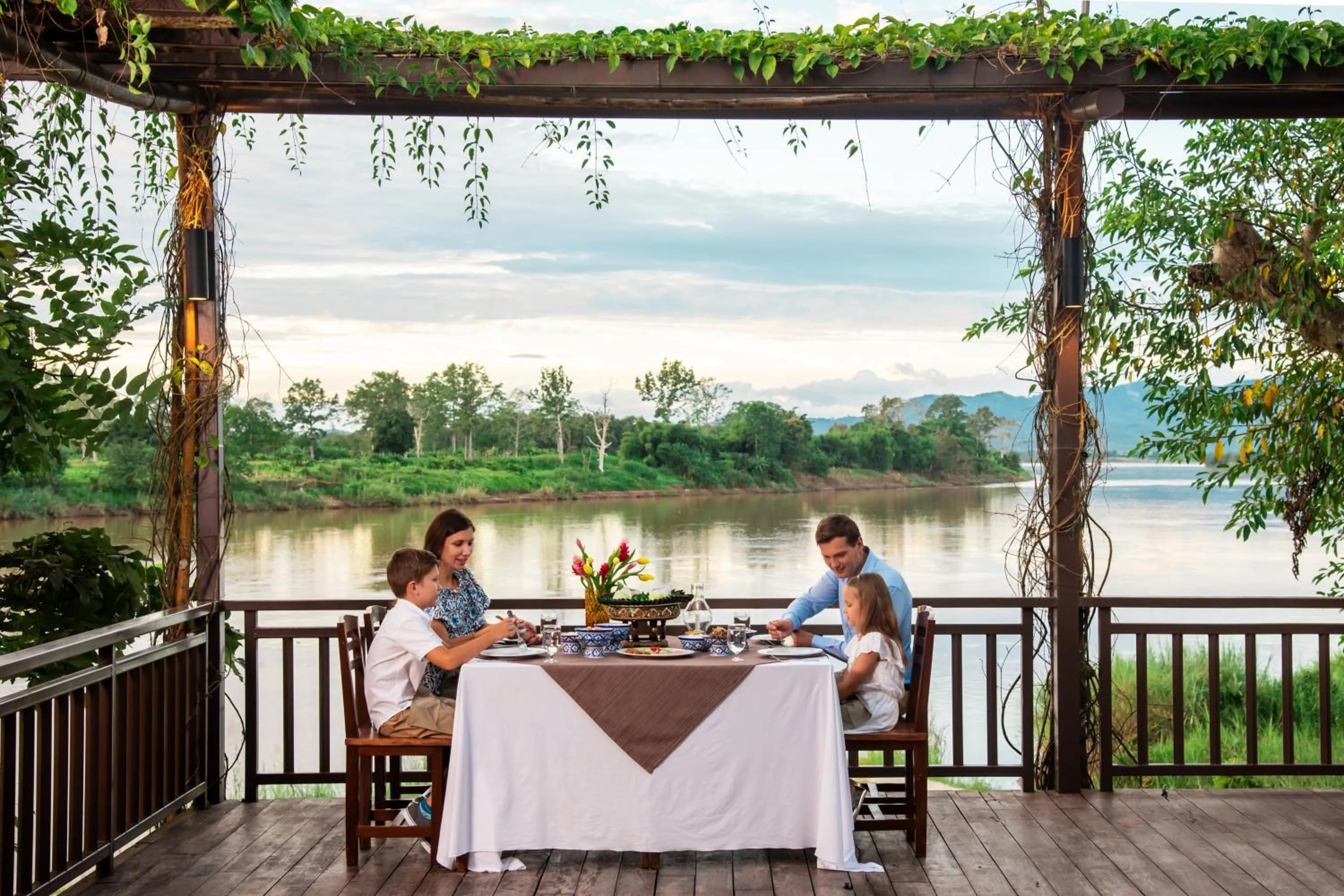 Restaurant/places to eat in Bansaeo Garden and Resort