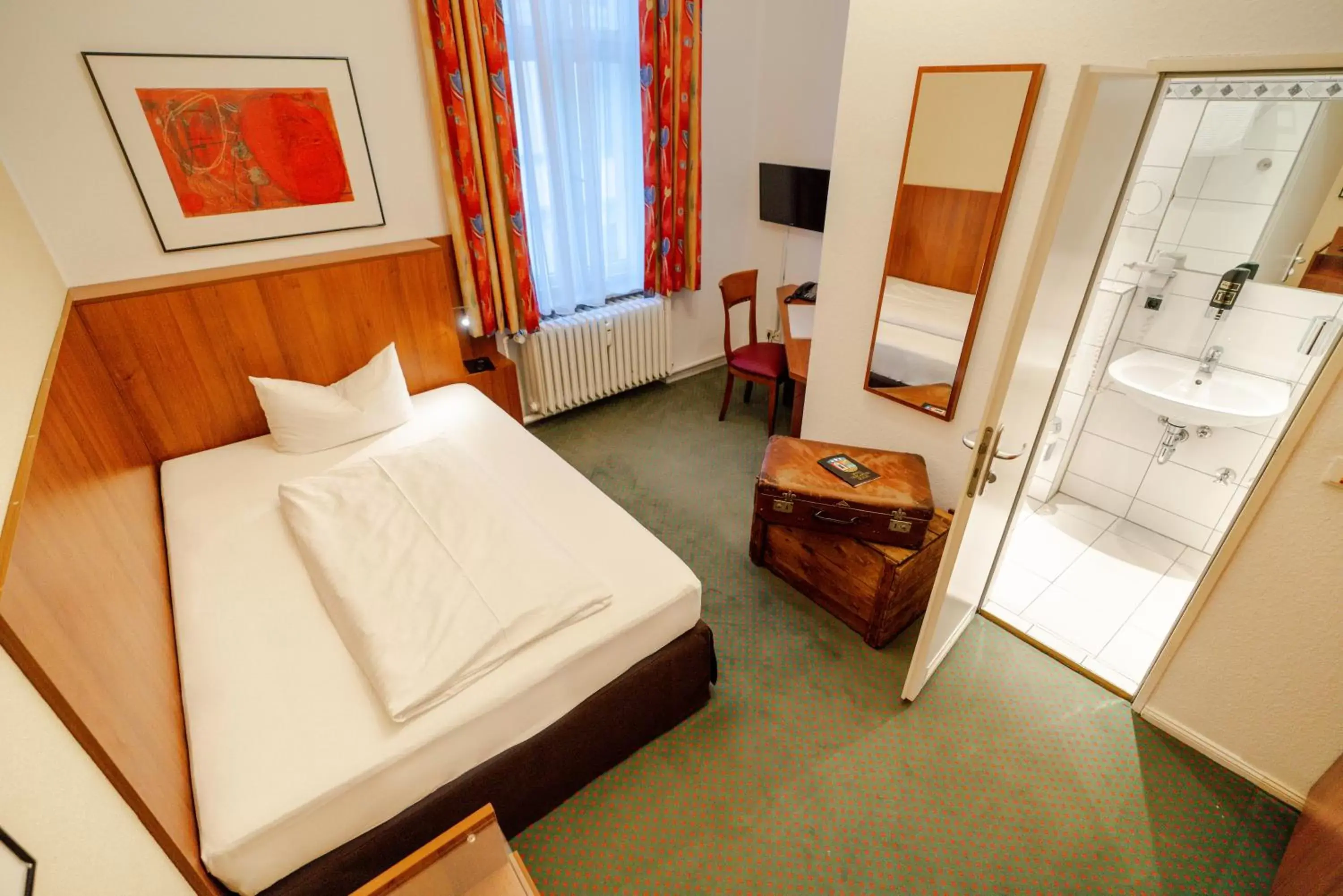 Photo of the whole room, Bed in Hotel Tiergarten Berlin