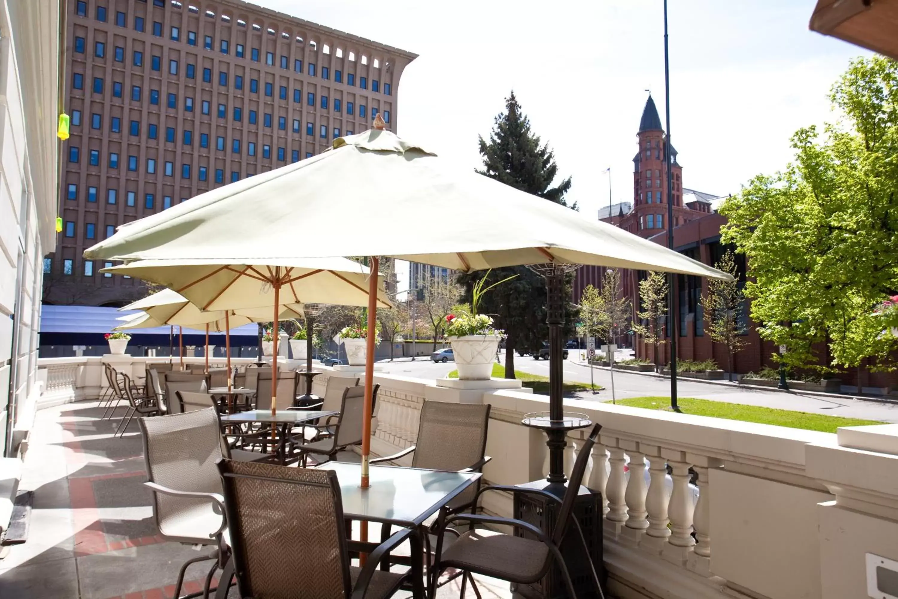 Patio, Restaurant/Places to Eat in Spokane Club Hotel