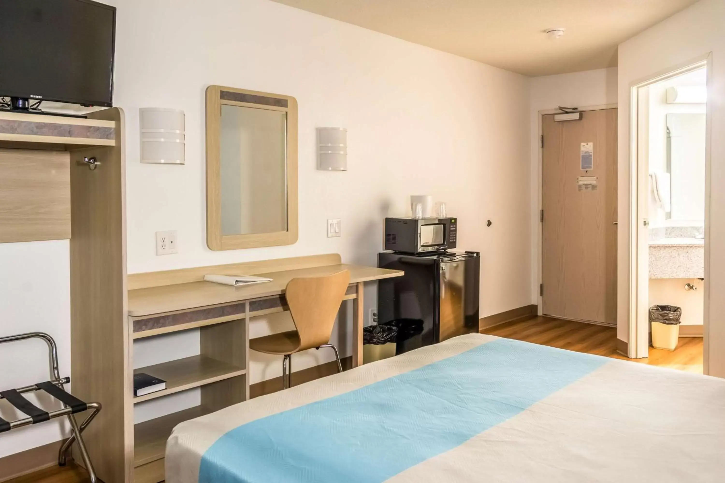 TV and multimedia, Bed in Motel 6-Lincoln City, OR TV and multimedia, Bed in Motel 6-Lincoln City, OR