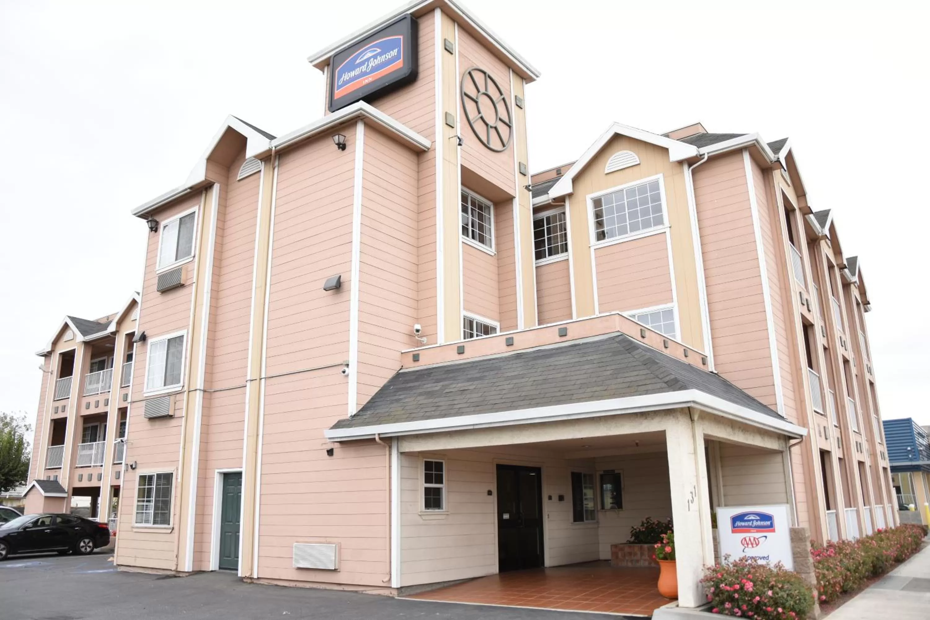 Facade/entrance in Howard Johnson by Wyndham Salinas