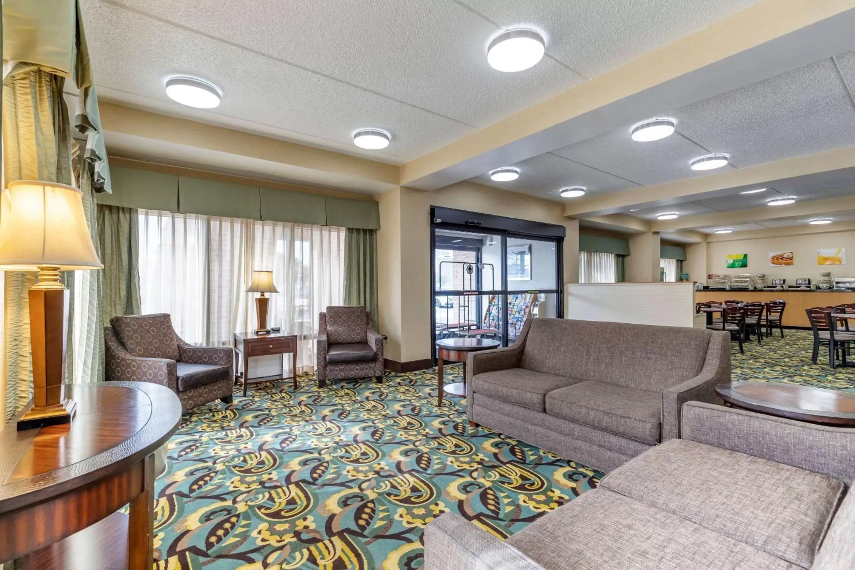 Lobby or reception, Seating Area in Quality Inn San Antonio Fiesta at Six Flags