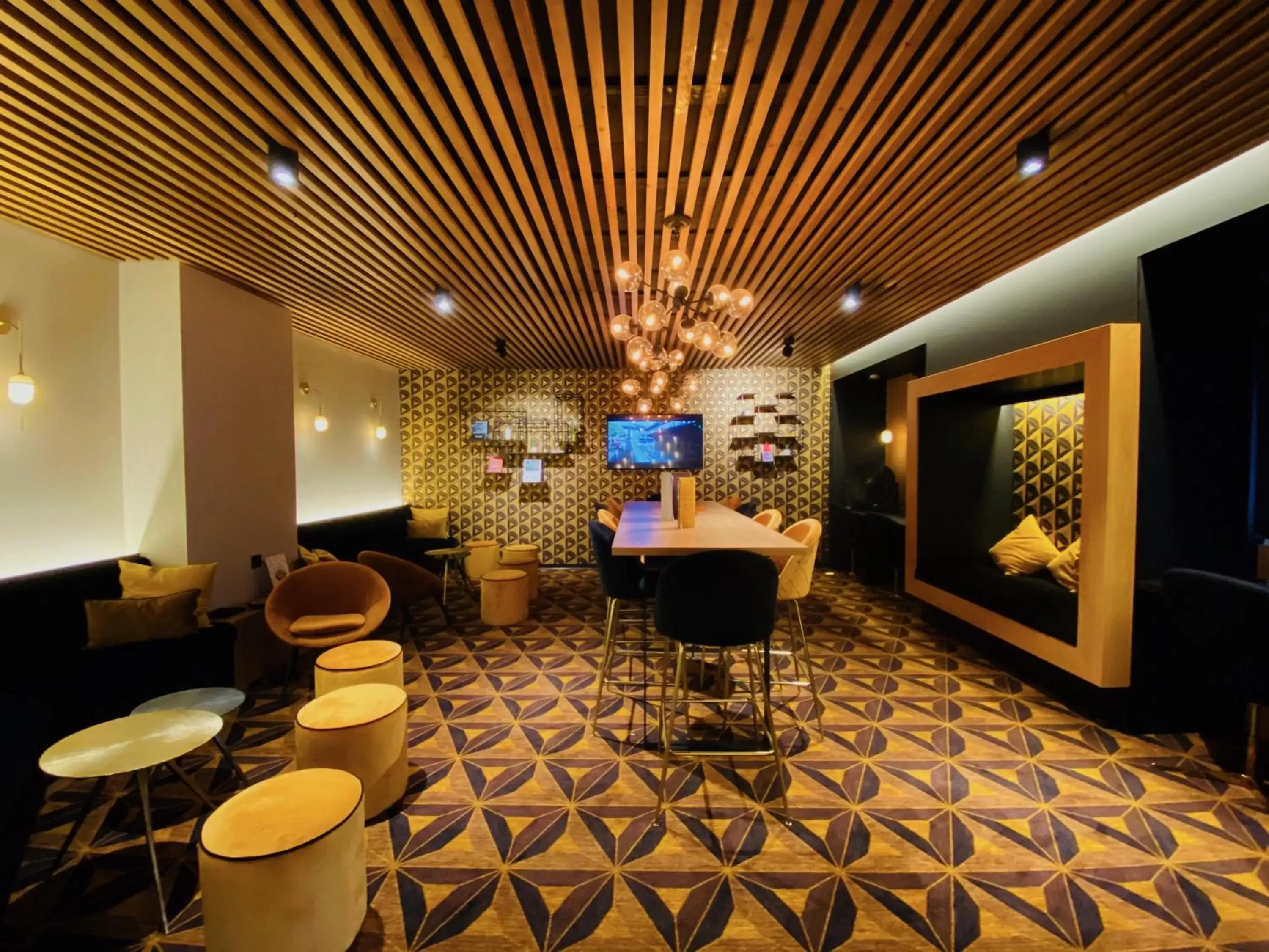 Lobby or reception, Lounge/Bar in Logis Hotel Center