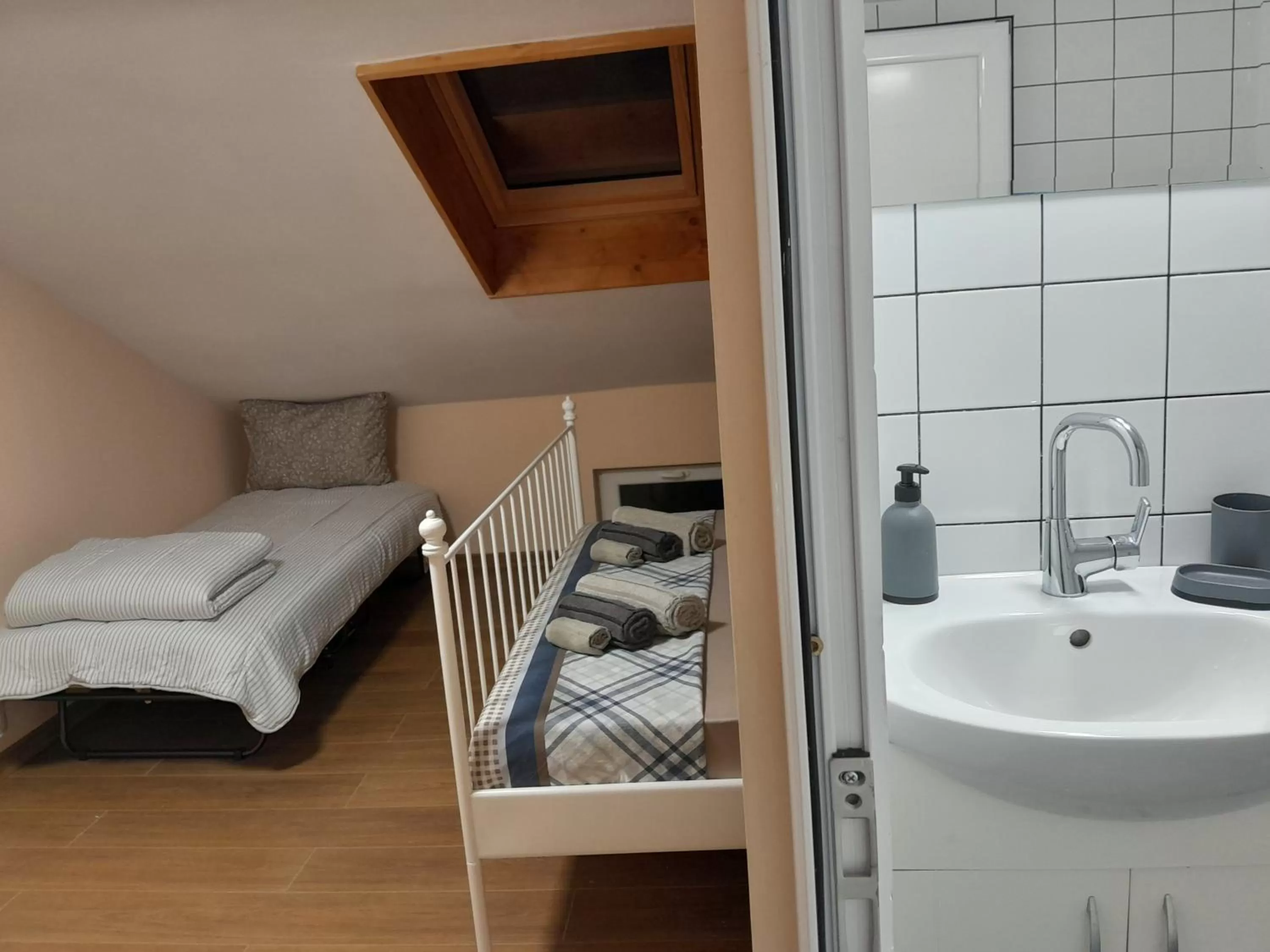Bed, Bathroom in HANCHO SevenUps - KAPANA Plovdiv Center