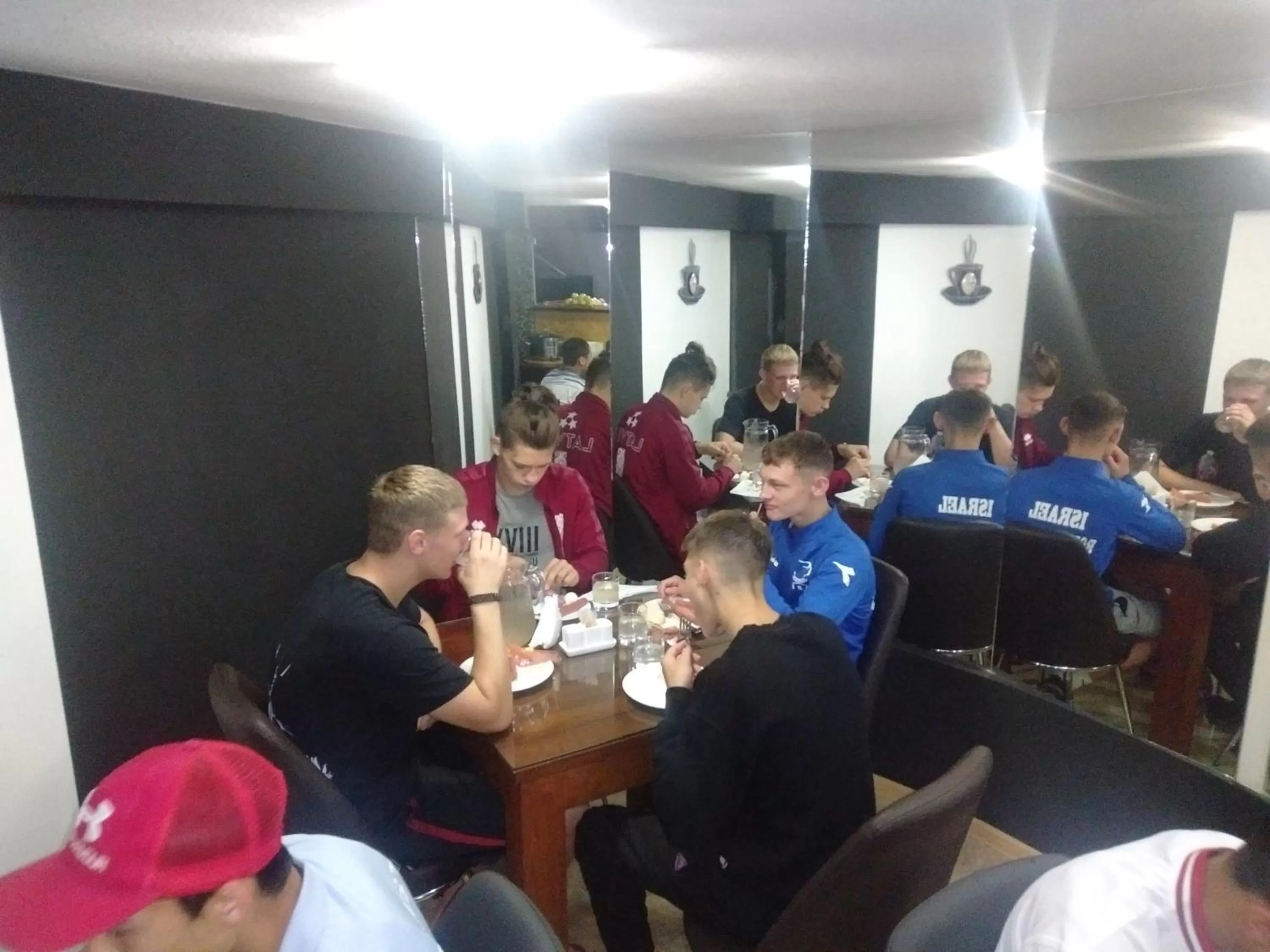 Restaurant/places to eat in Hotel Traveler