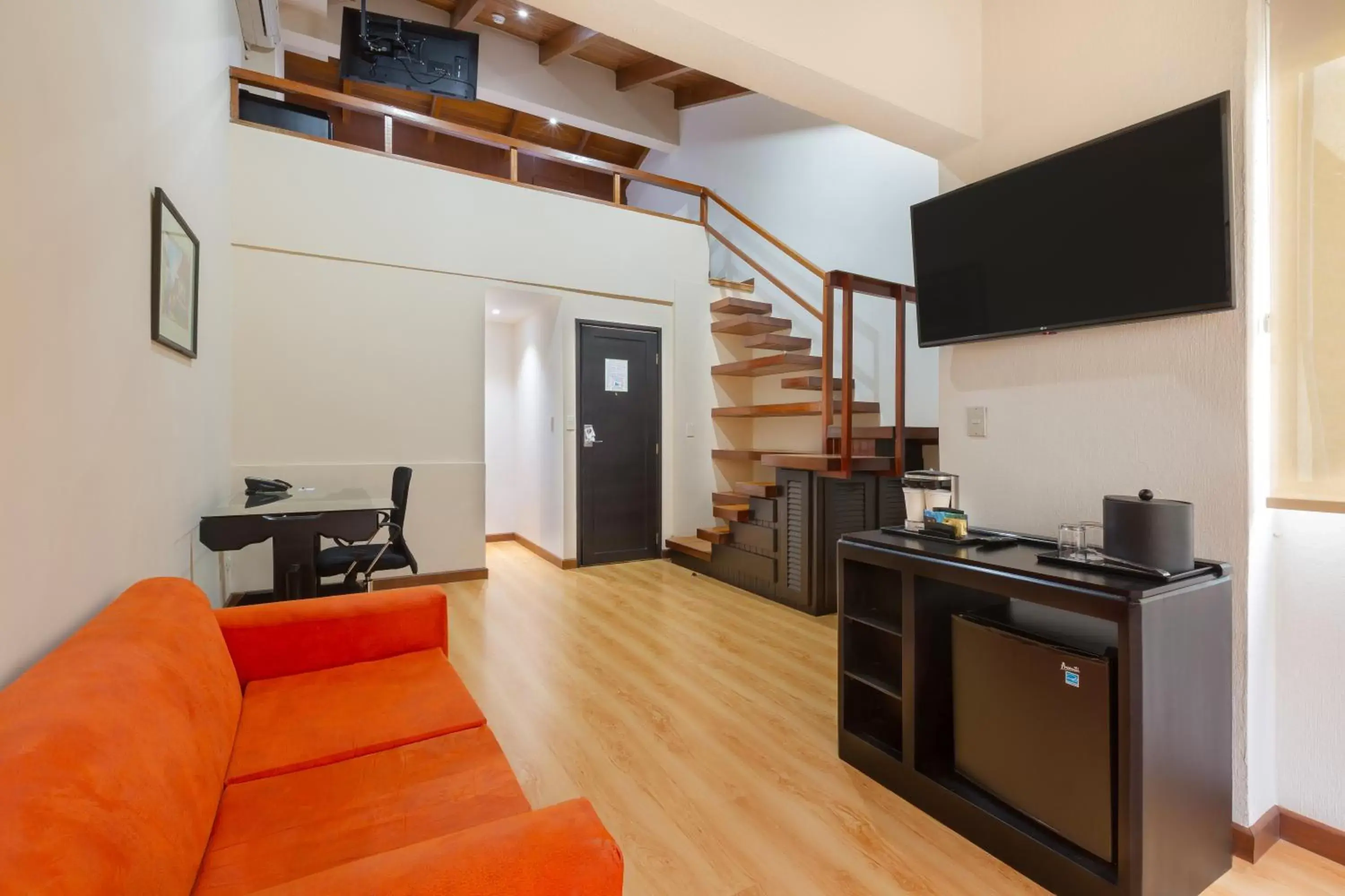 Living room, TV/Entertainment Center in Country Inn & Suites by Radisson, San Jose Aeropuerto, Costa Rica