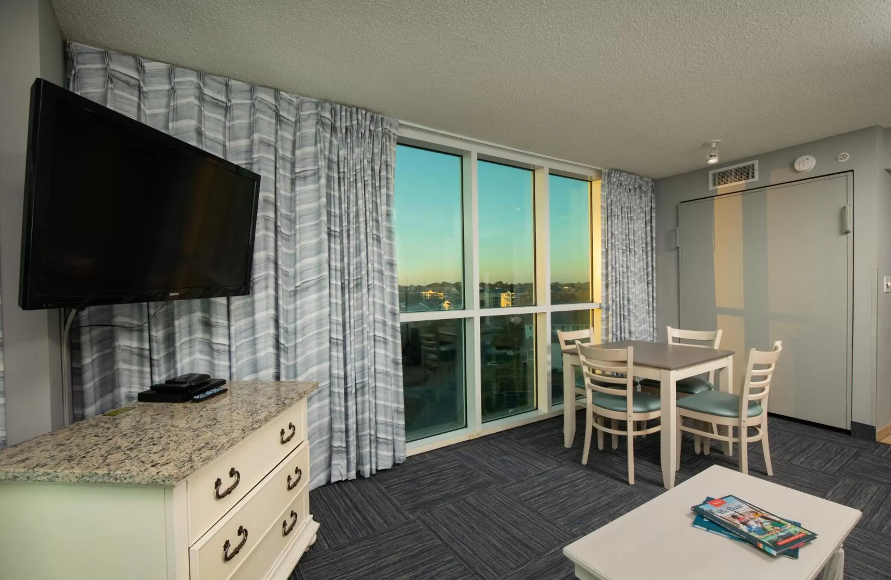 Dining area, TV/Entertainment Center in Avista Resort